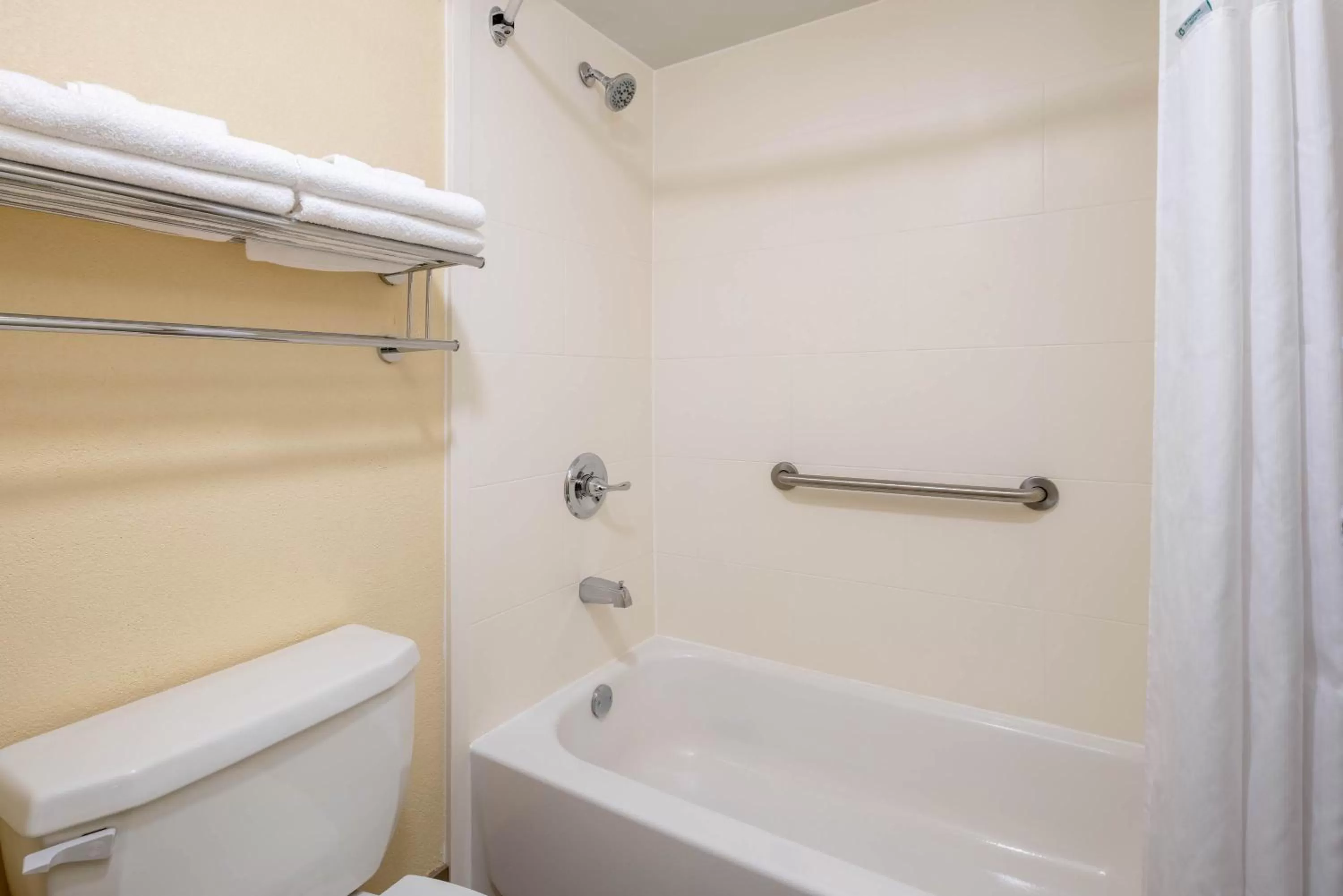 Bathroom in Days Inn by Wyndham Murphy