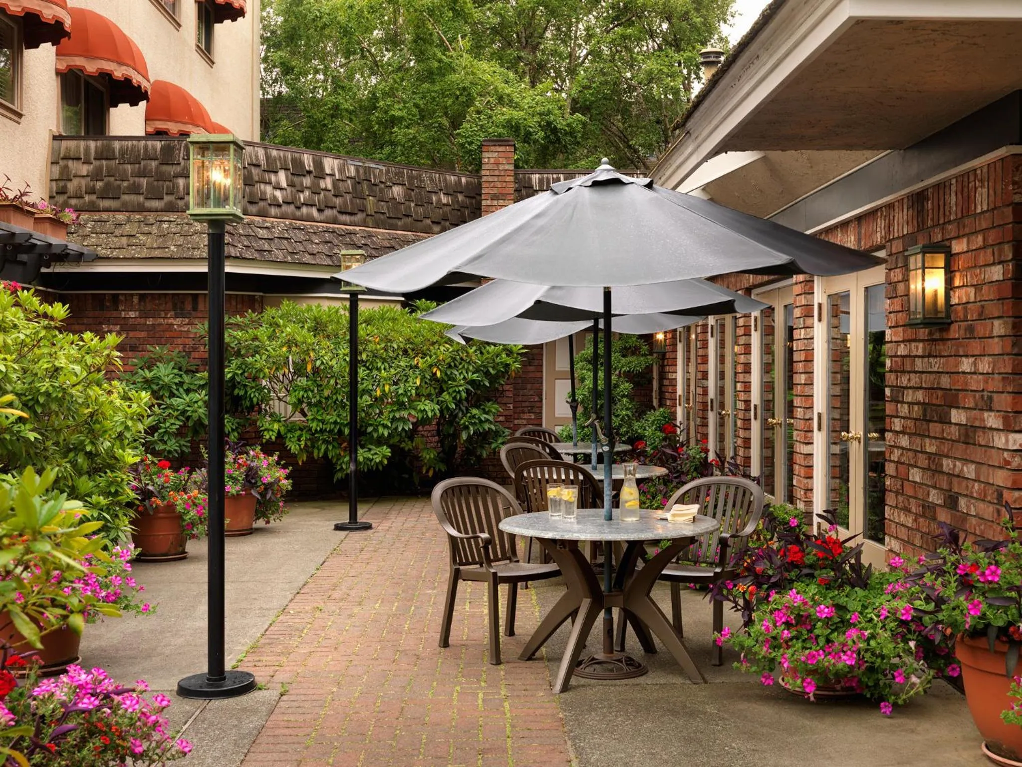 Restaurant/places to eat in Royal Scot Hotel & Suites