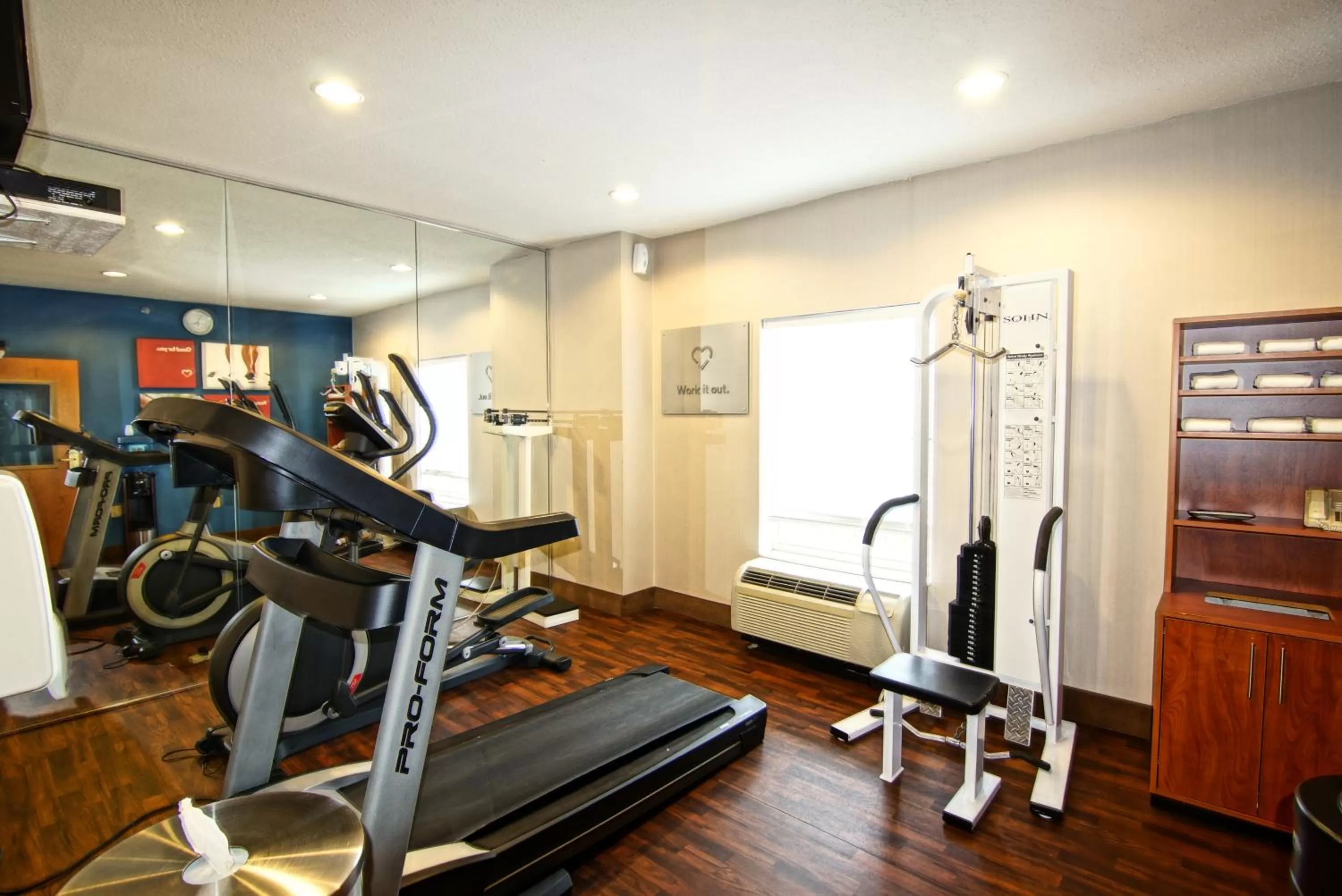 Fitness centre/facilities in Comfort Suites Near University
