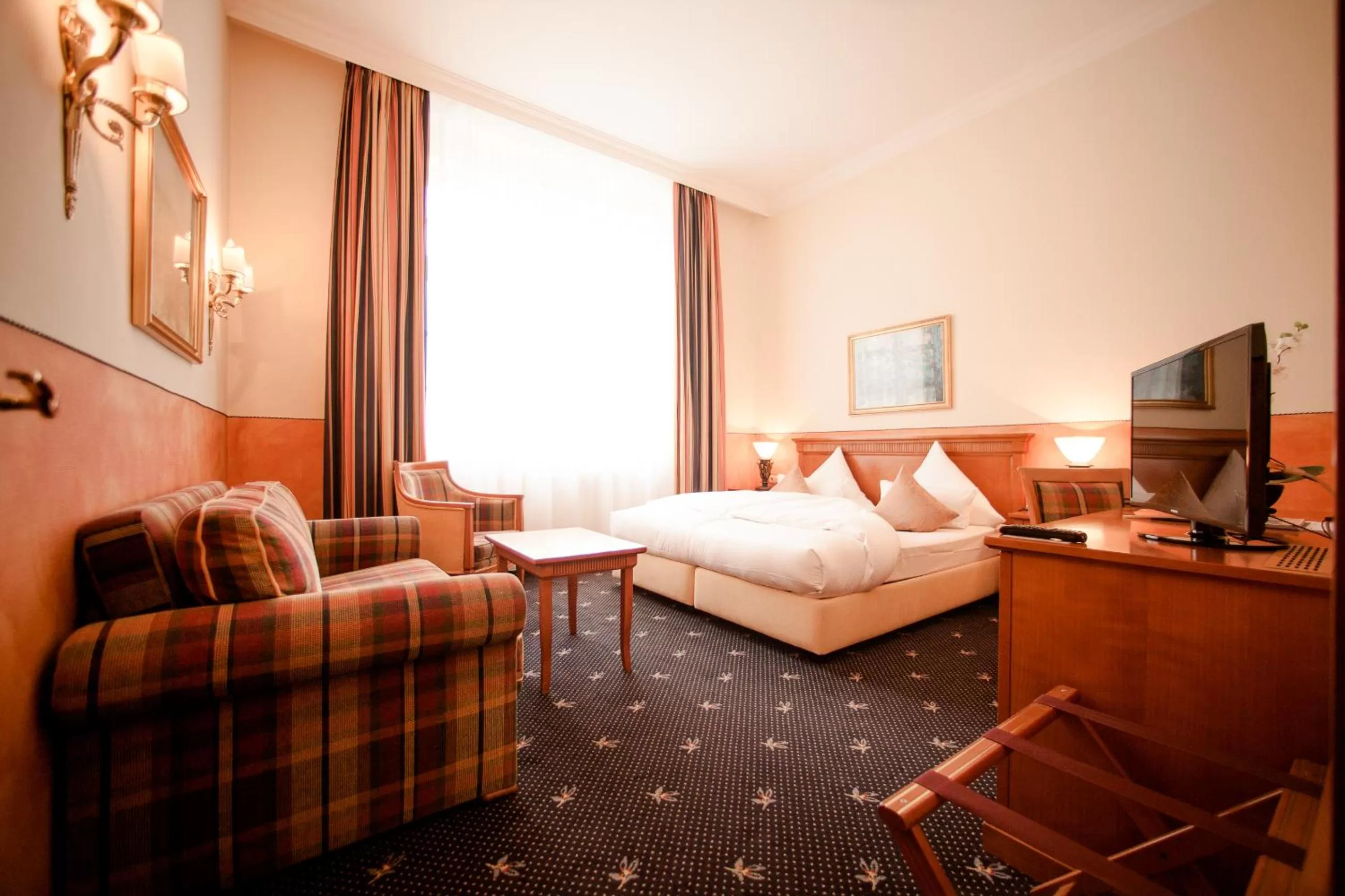 Photo of the whole room, Bed in Schlosshotel Grünwald