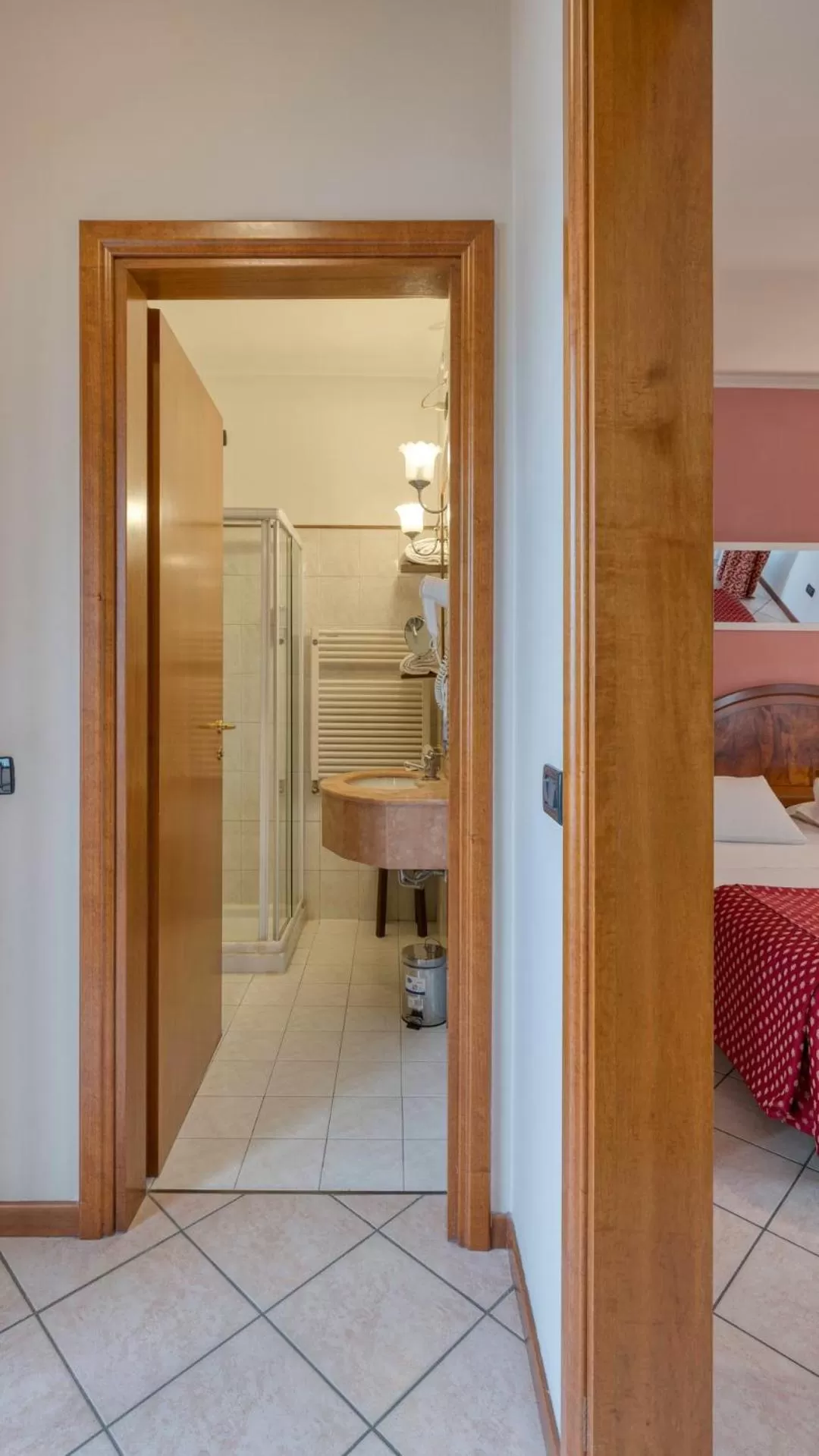 Bathroom, Bed in Primotel Brescia