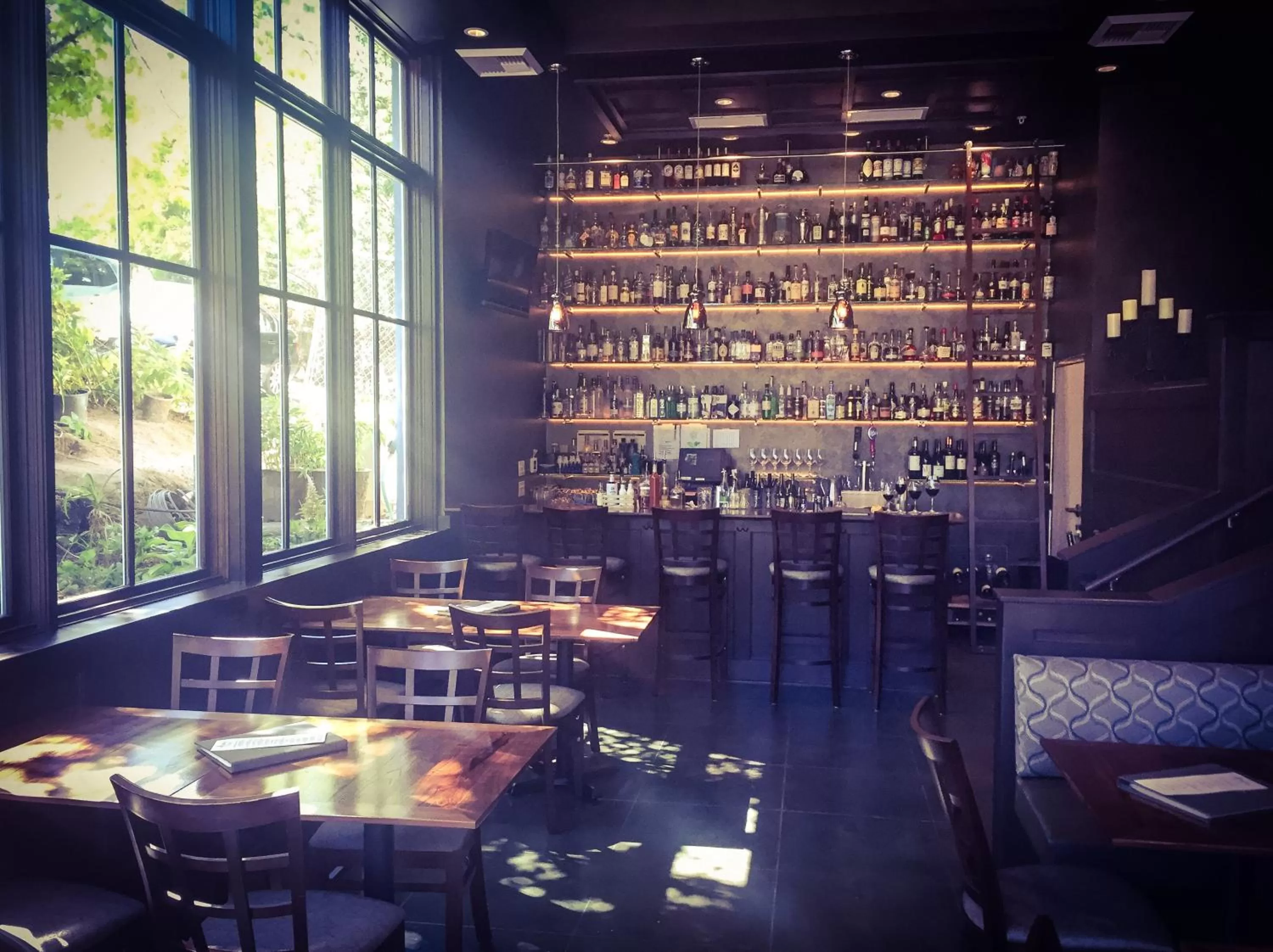 Lounge or bar in Winchester Inn