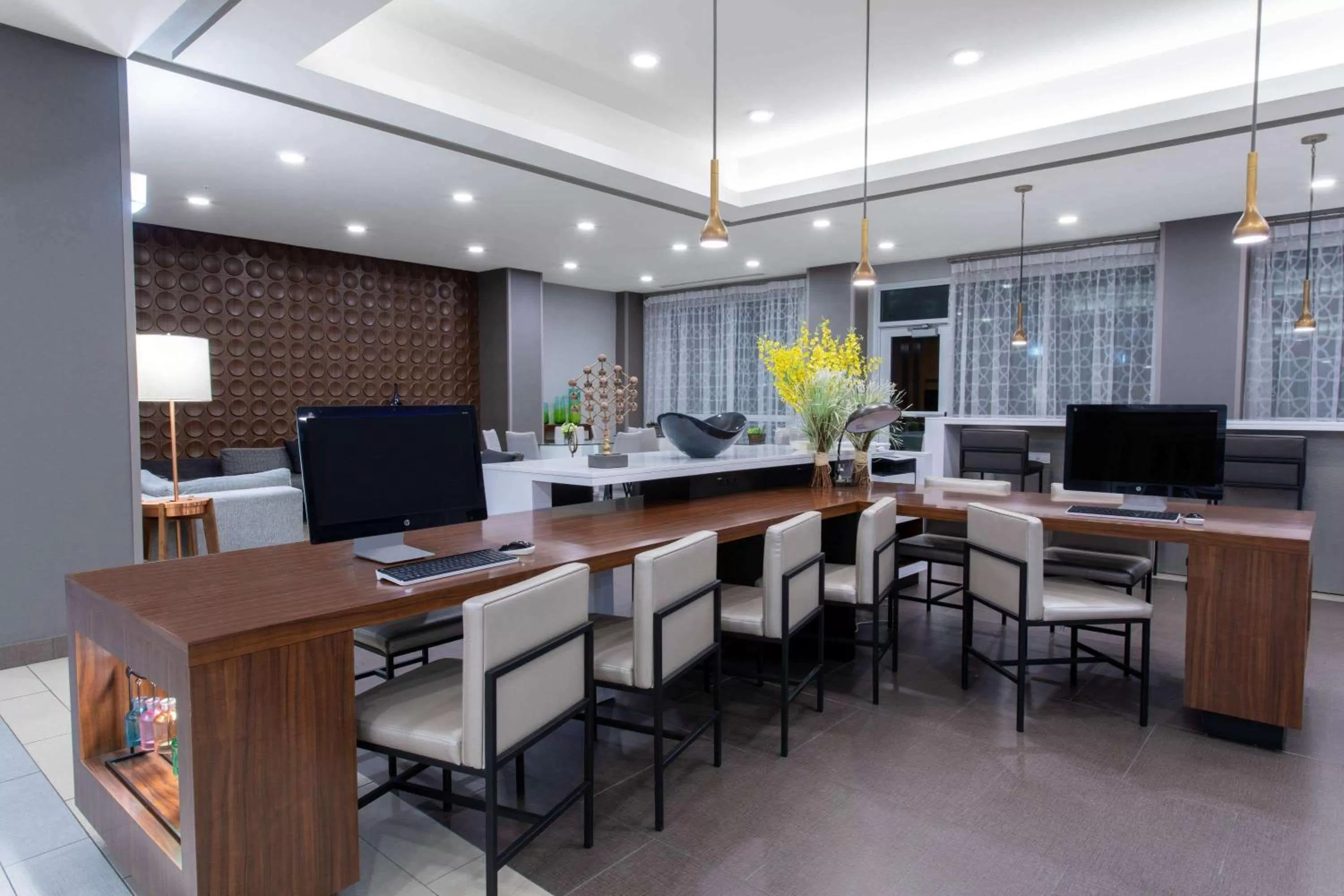 Communal lounge/ TV room in Hawthorn Extended Stay by Wyndham Loveland