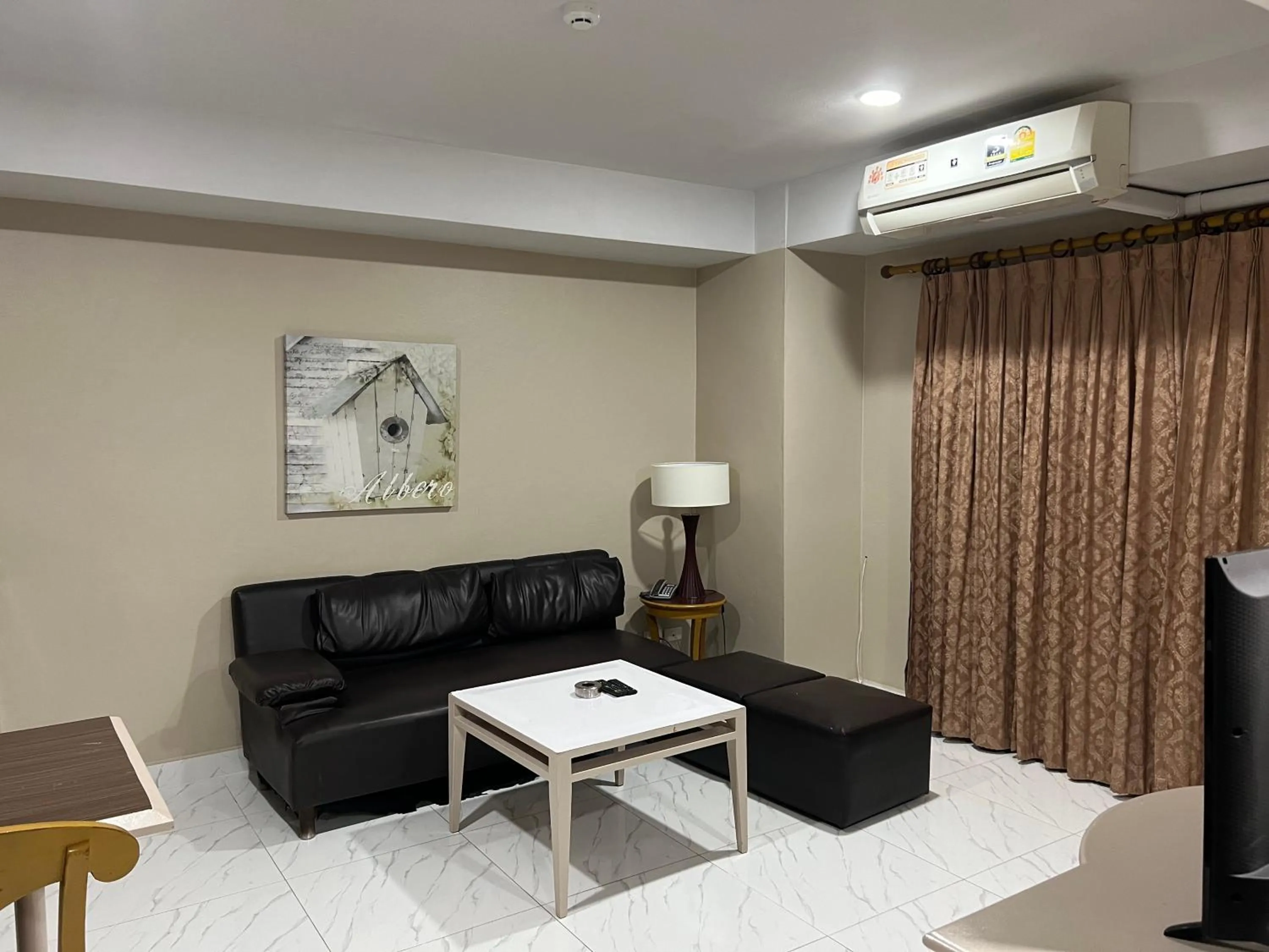 TV and multimedia in Mall Suites Hotel