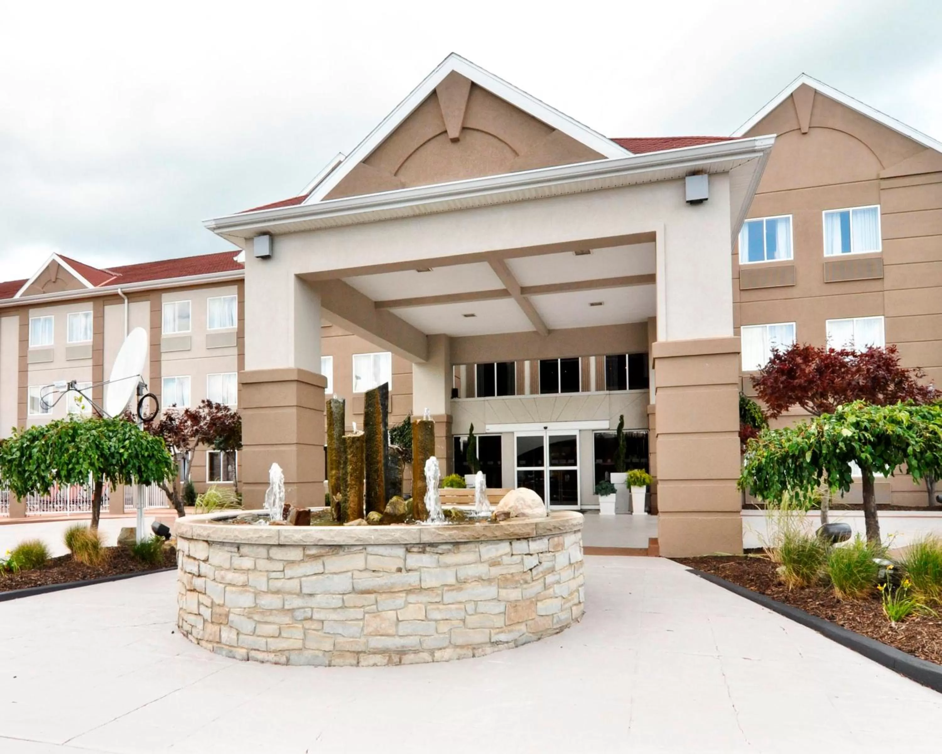 Property building in Holiday Inn Express Hotel & Suites Port Clinton-Catawba Island by IHG