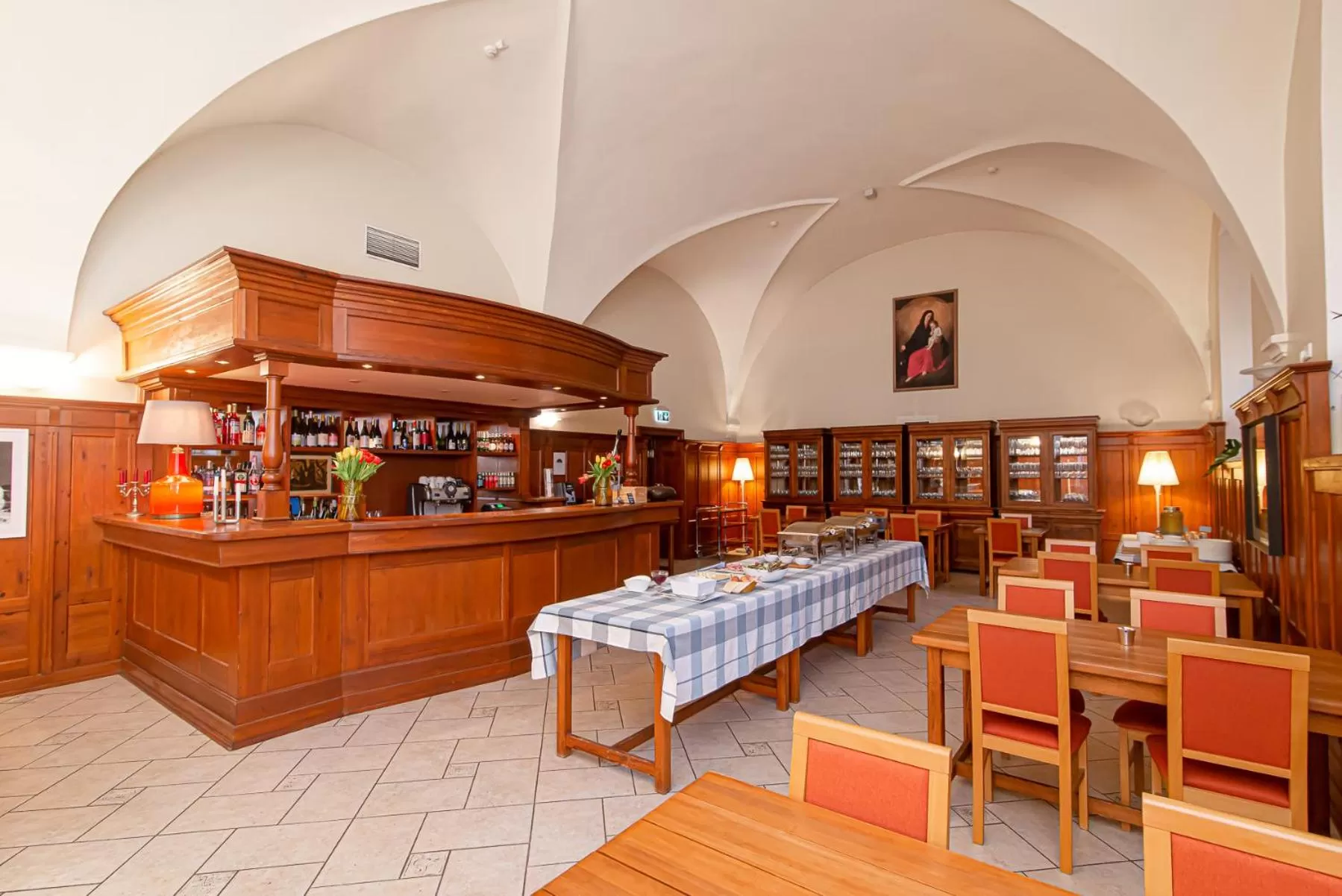 Restaurant/places to eat in Domus Maria