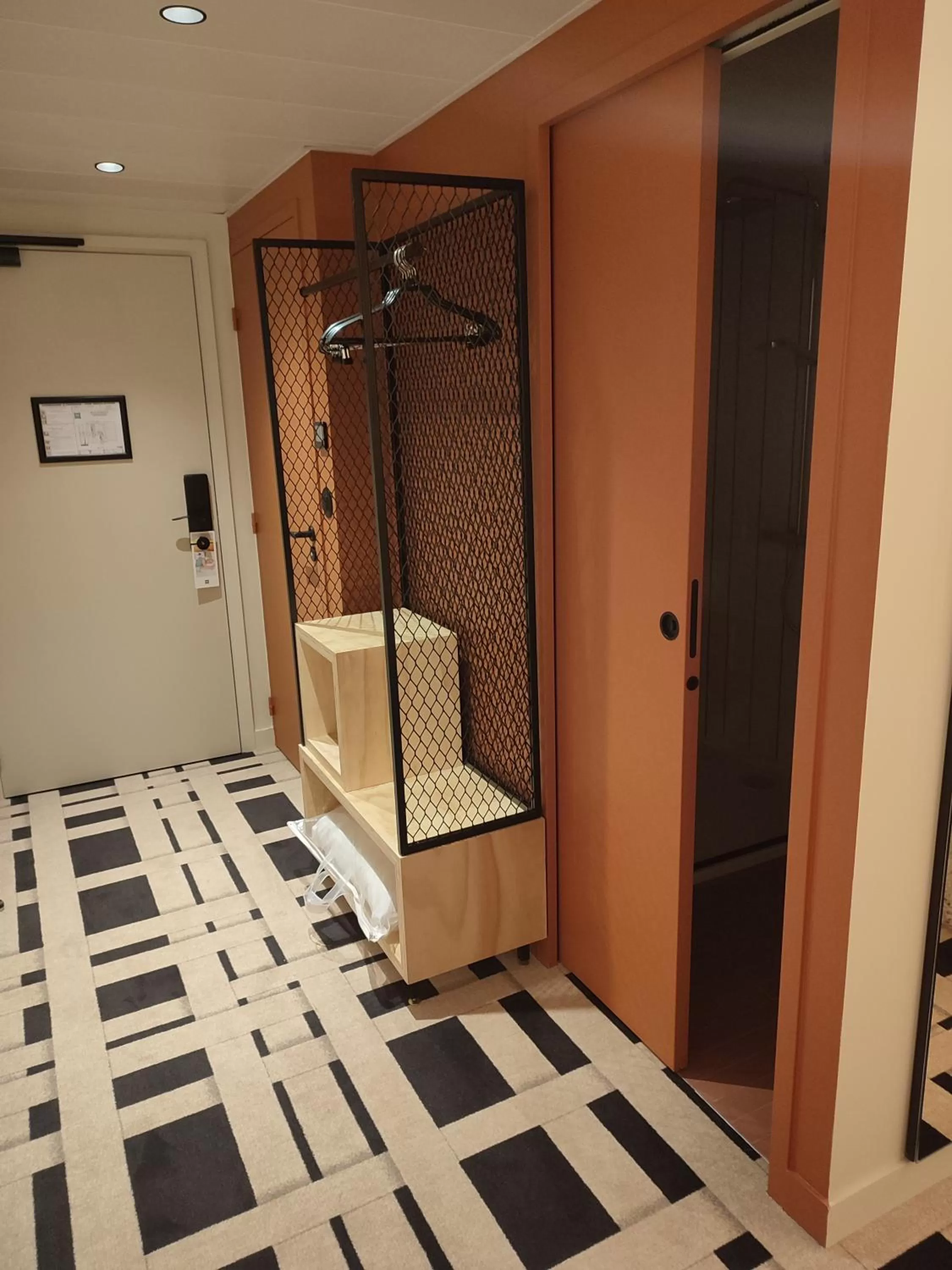 wardrobe in ibis Styles Montauban