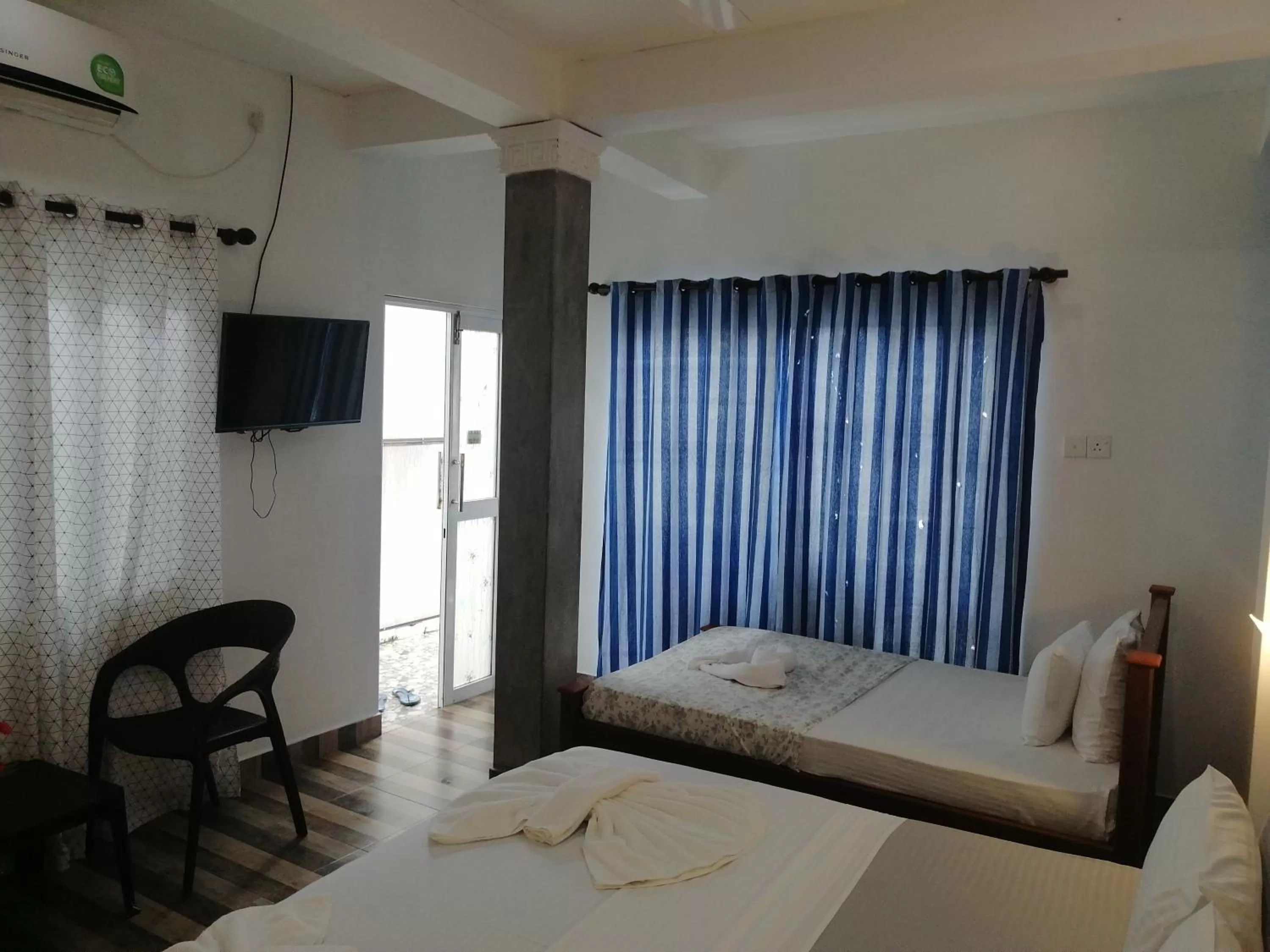 Bed in Le Petit Hotel & Restaurant