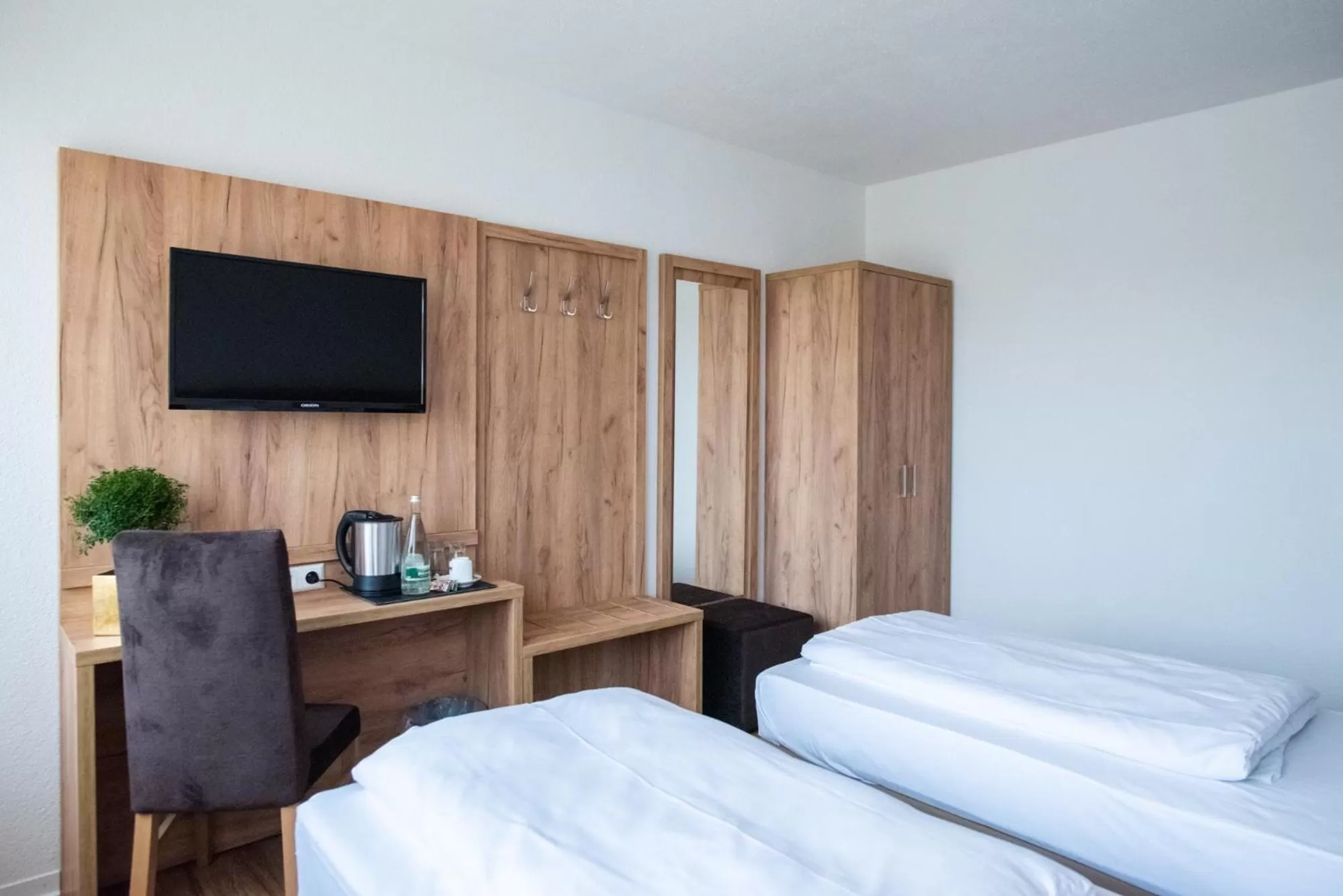 Coffee/tea facilities, Bed in Hotel Leo