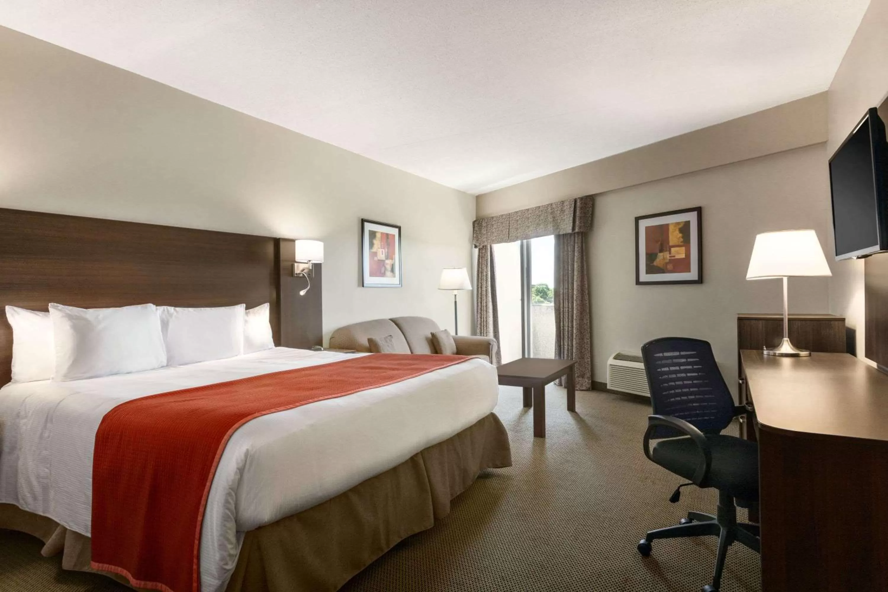 Photo of the whole room in Travelodge Hotel by Wyndham Kingston Lasalle