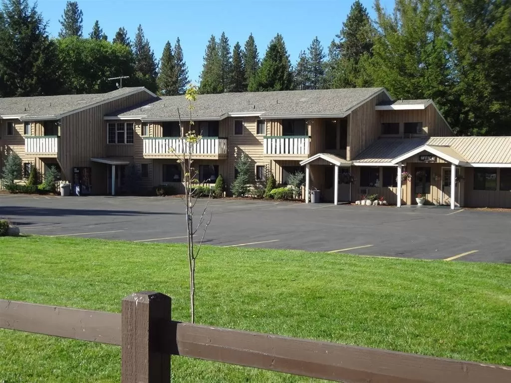 Facade/entrance in Winthrop Inn