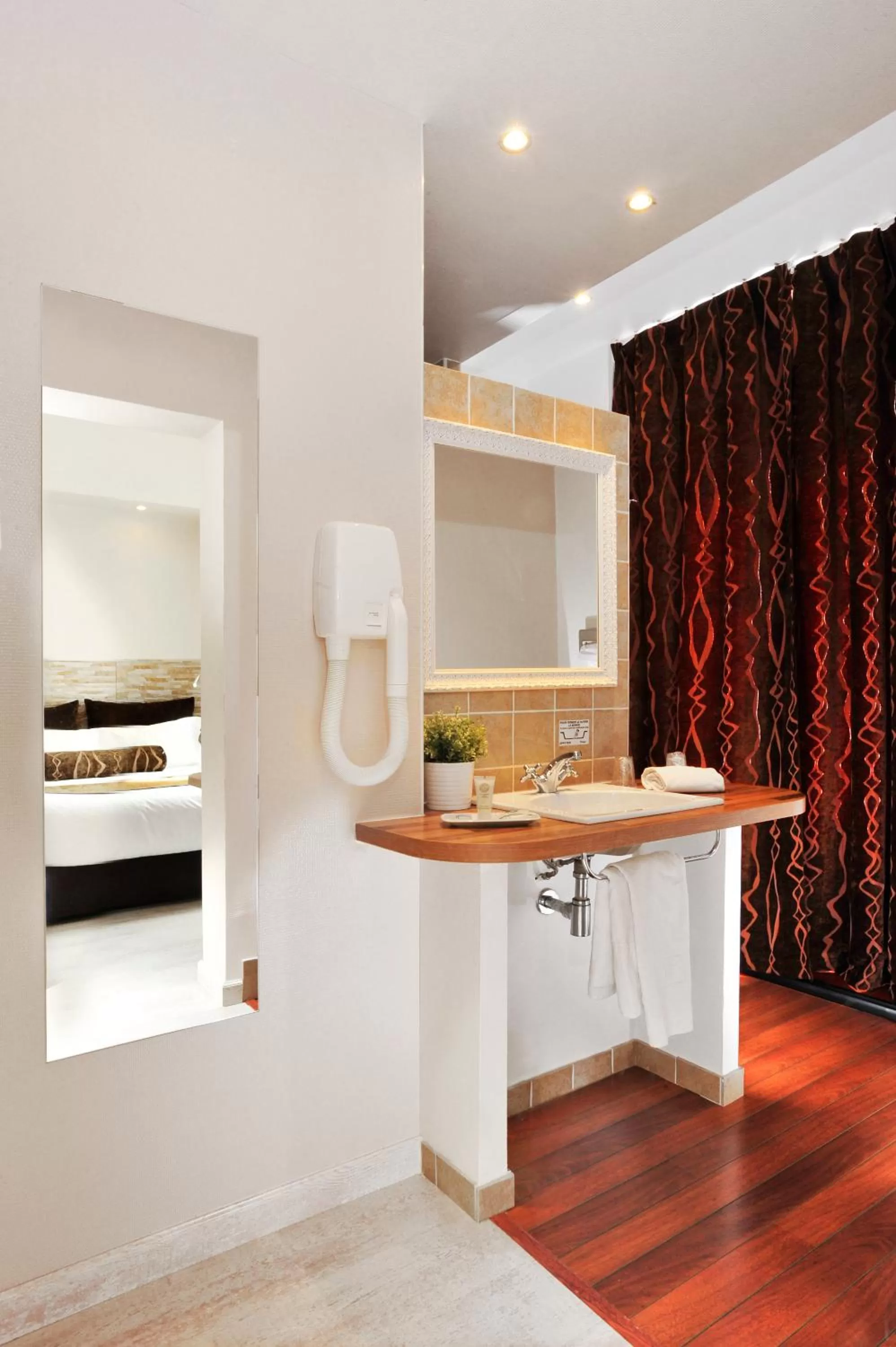 Bathroom in Best Western Hôtel Des Voyageurs