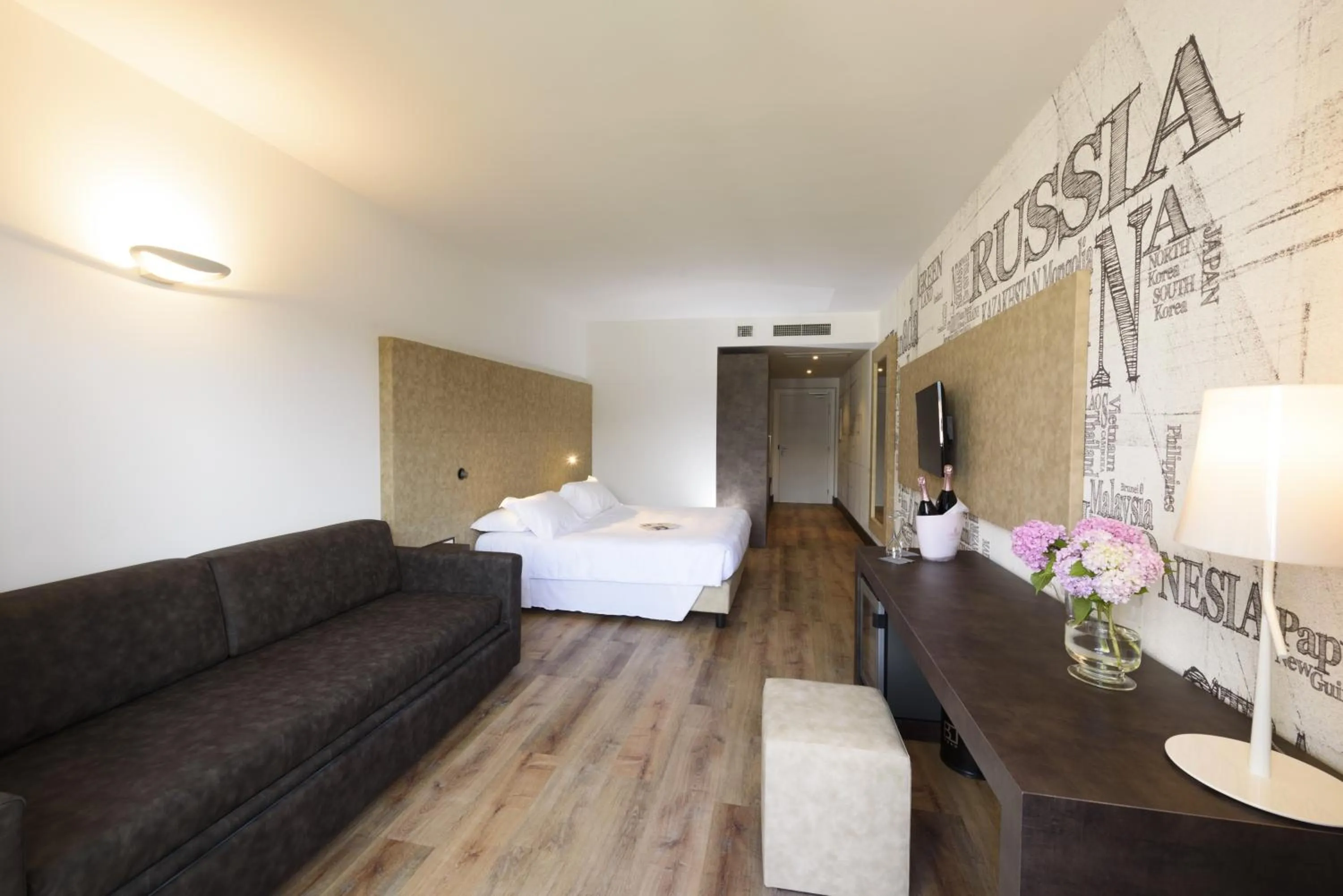 Photo of the whole room, Bed in Bella Hotel & Restaurant with private dock for mooring boats