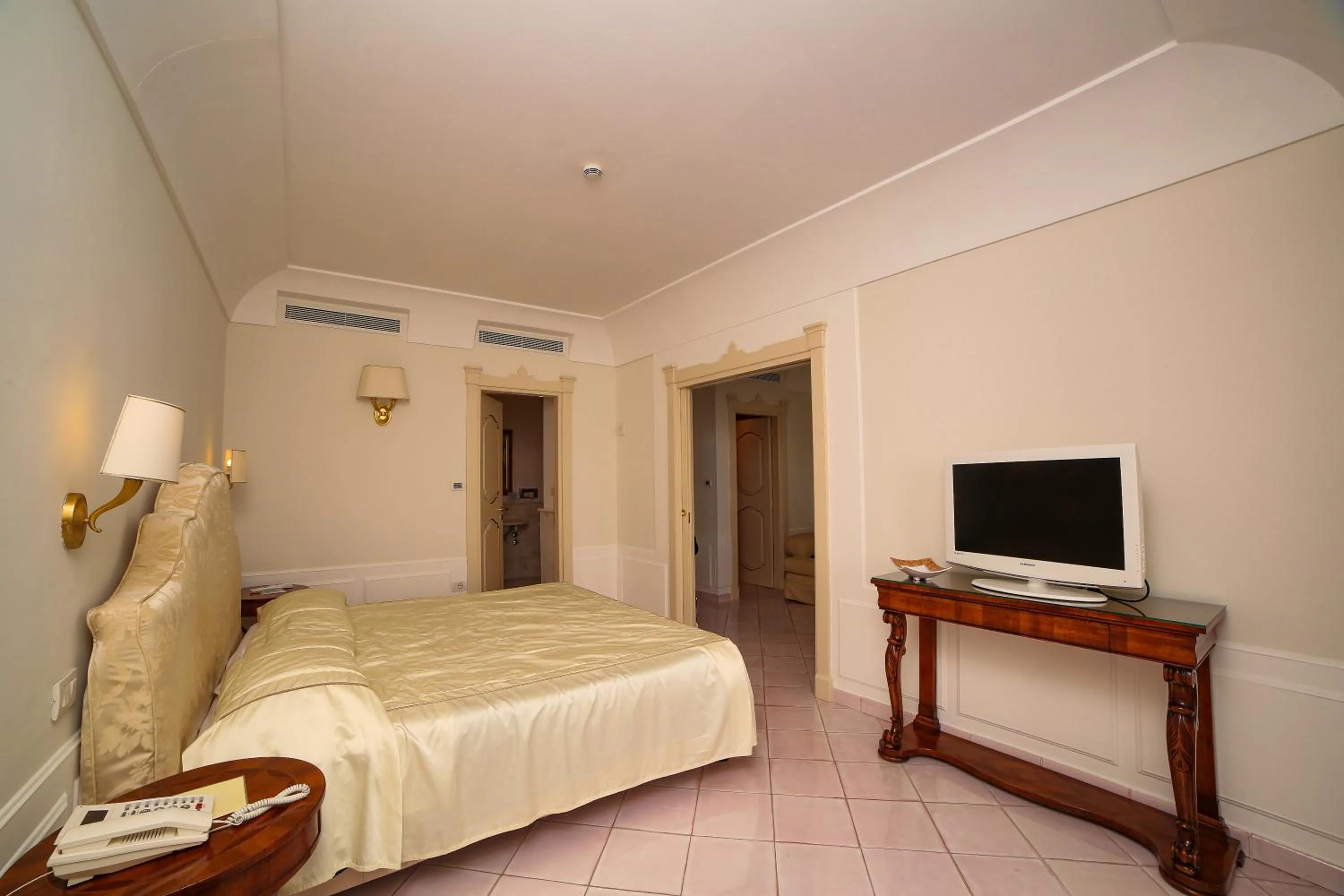 TV and multimedia, Bed in Hotel Villa Fraulo