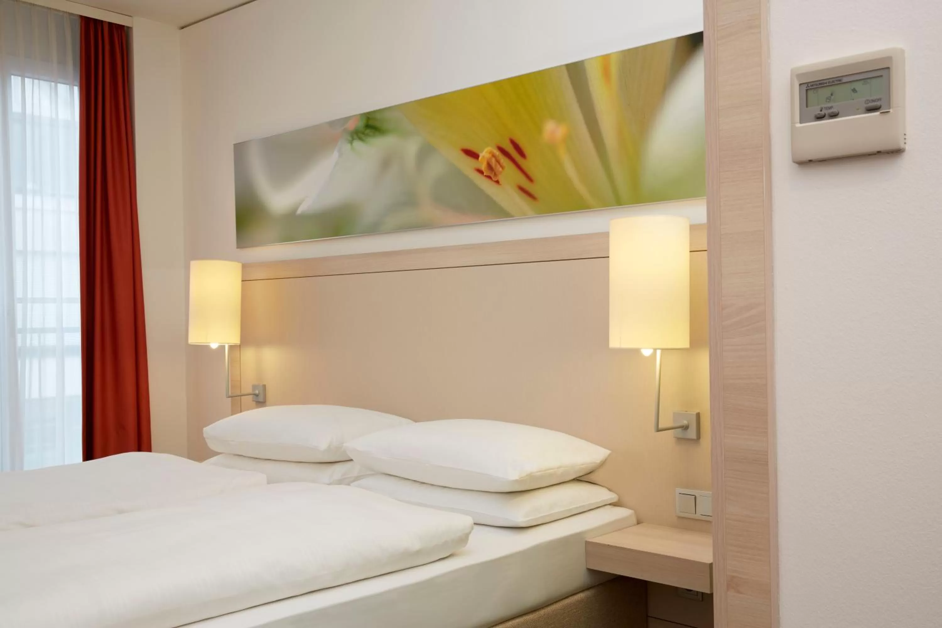 Photo of the whole room, Bed in H+ Hotel München