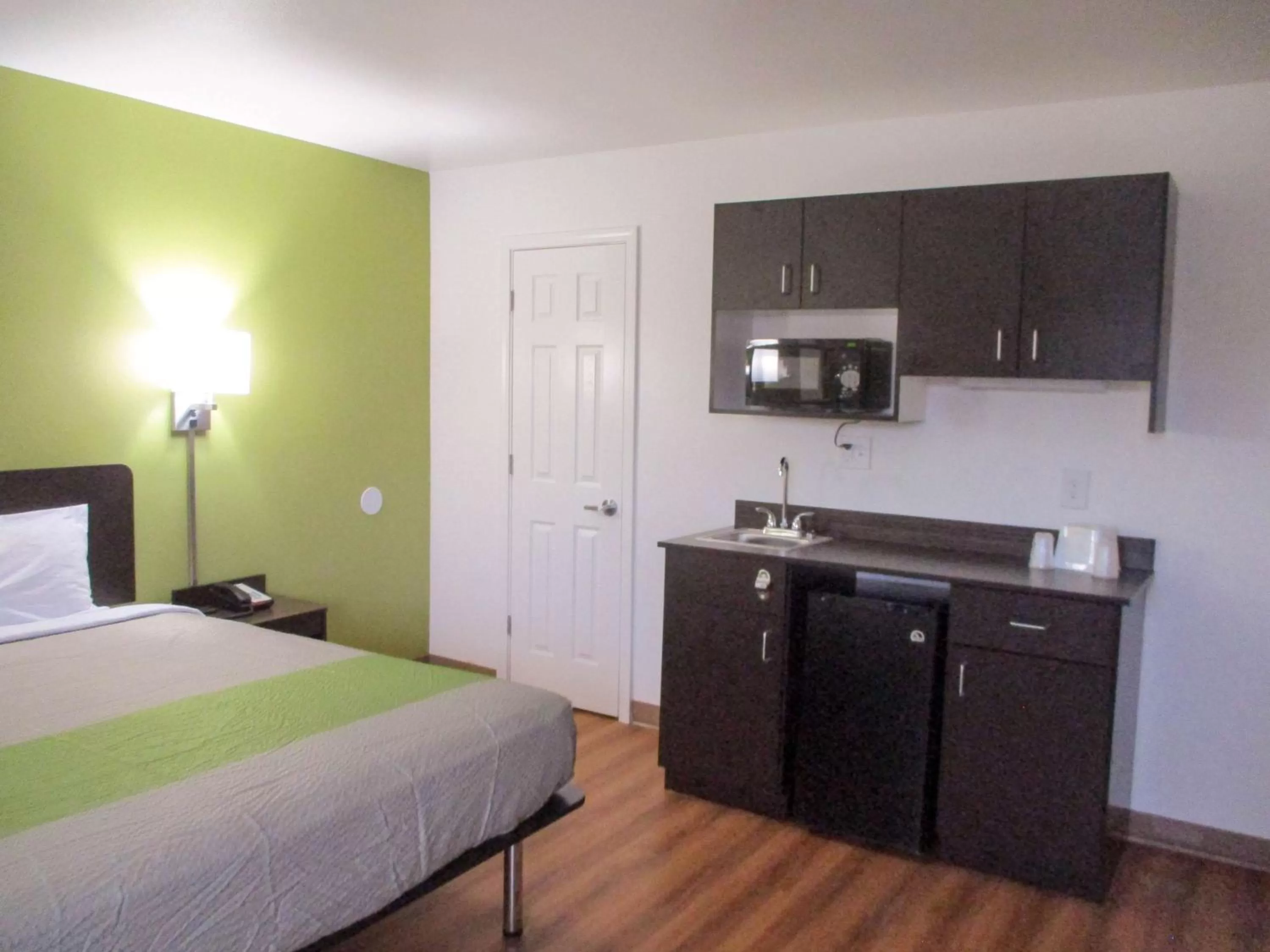 Photo of the whole room, Bed in Motel 6-North Olmsted, OH - Cleveland