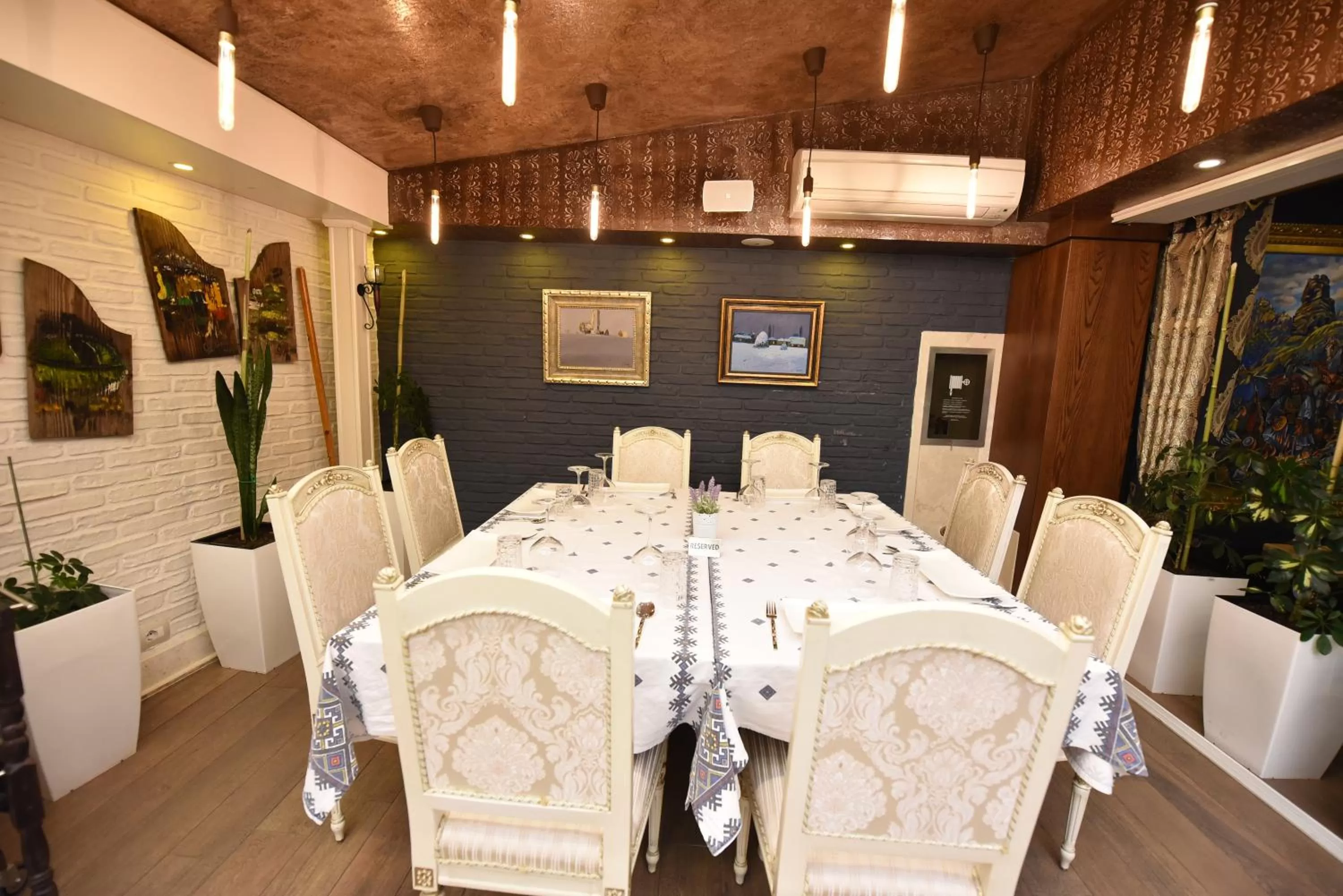 Restaurant/places to eat in Hotel Hymeti's Palace