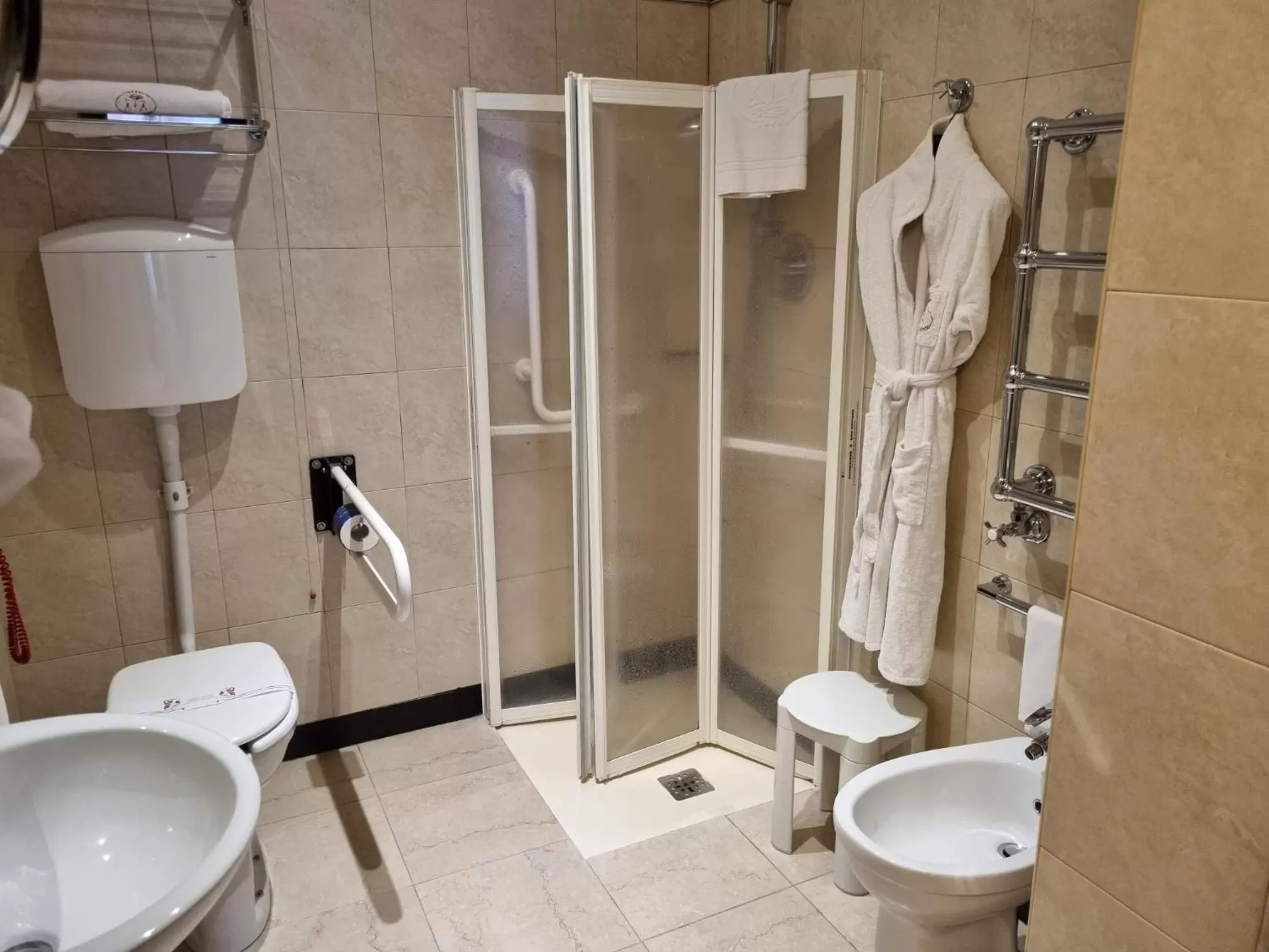 Bathroom in Phi Hotel Bologna