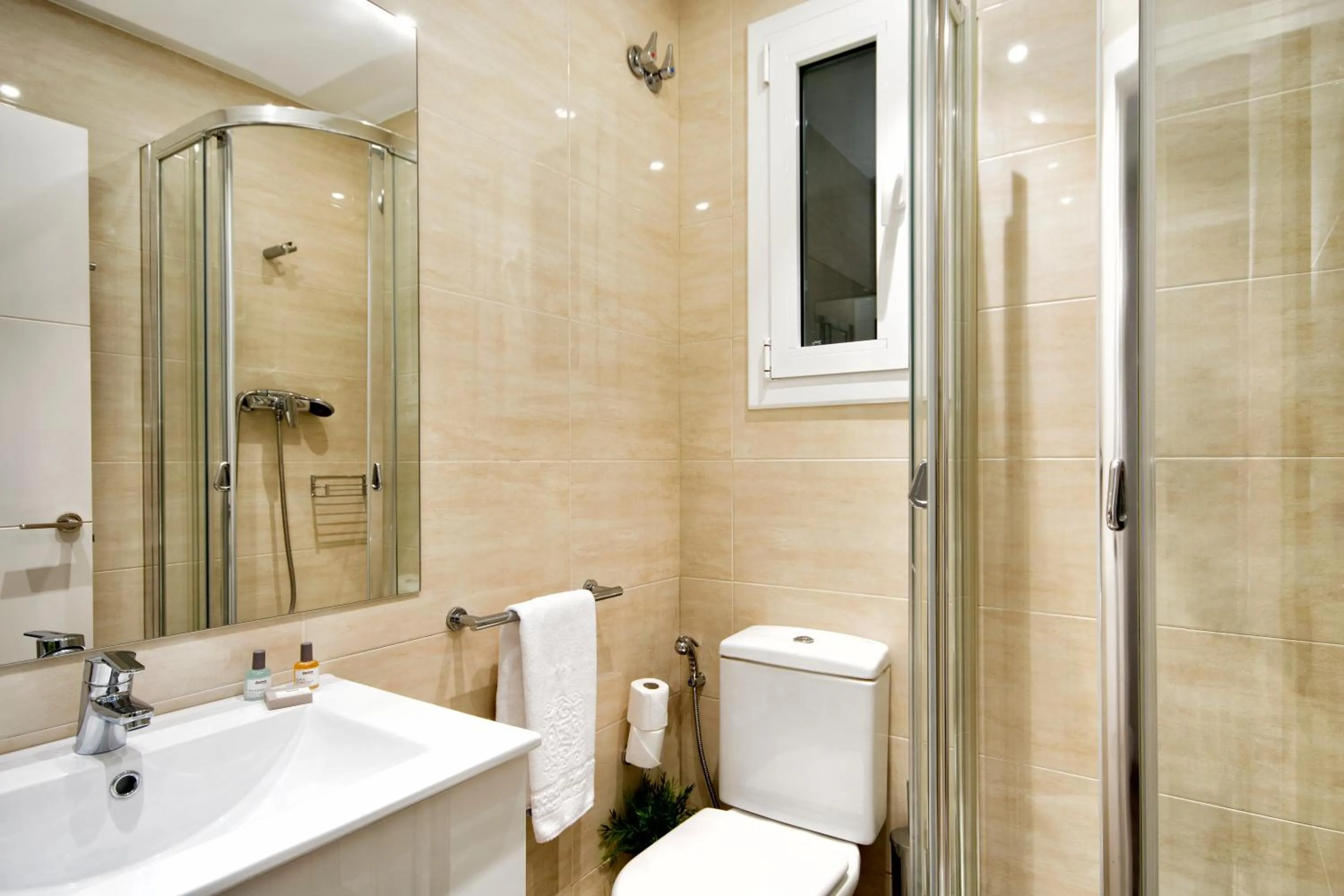 Bathroom in Eixample Building Apartments by Mercedes Heritage