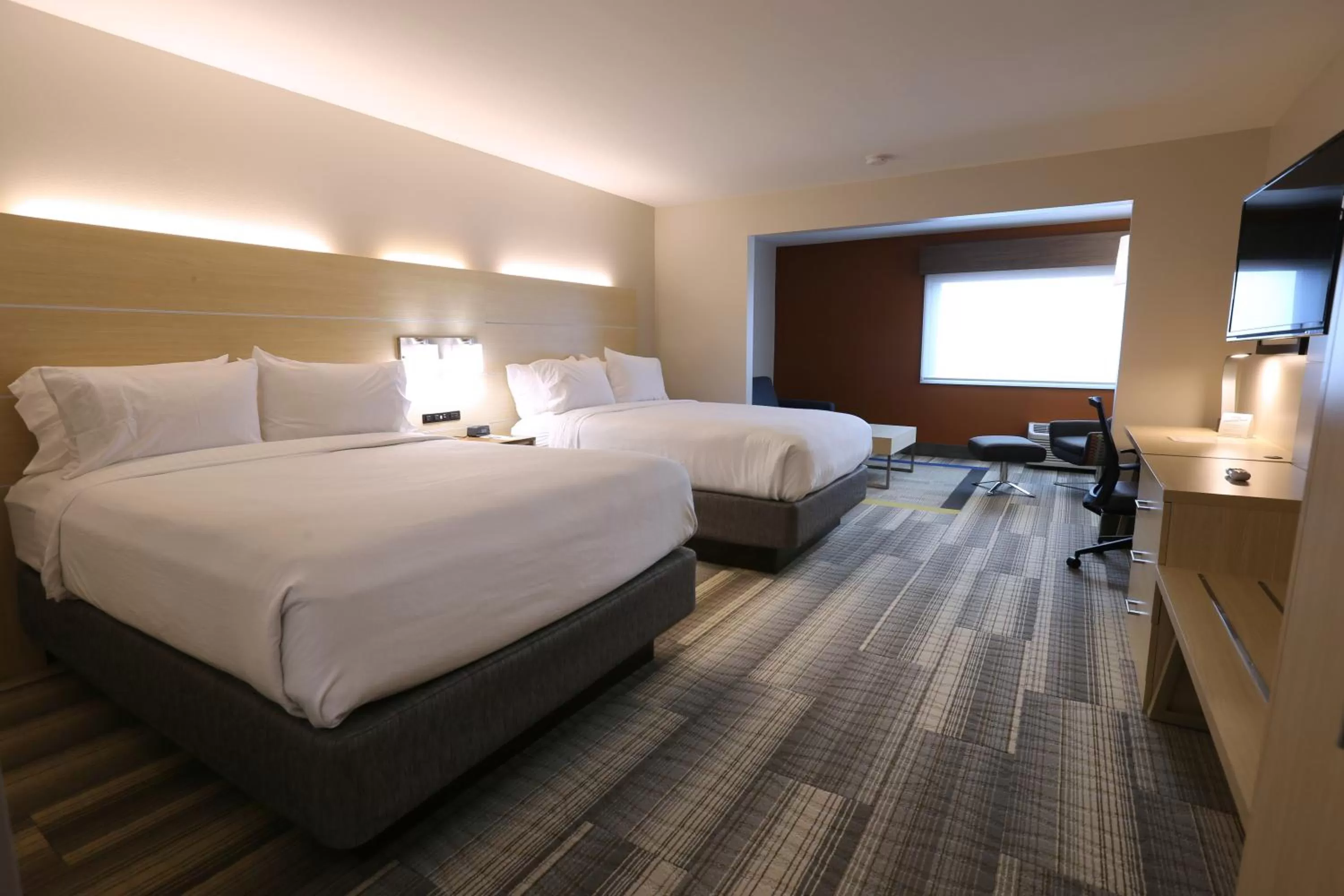 Photo of the whole room, Bed in Holiday Inn Express - Biloxi - Beach Blvd by IHG