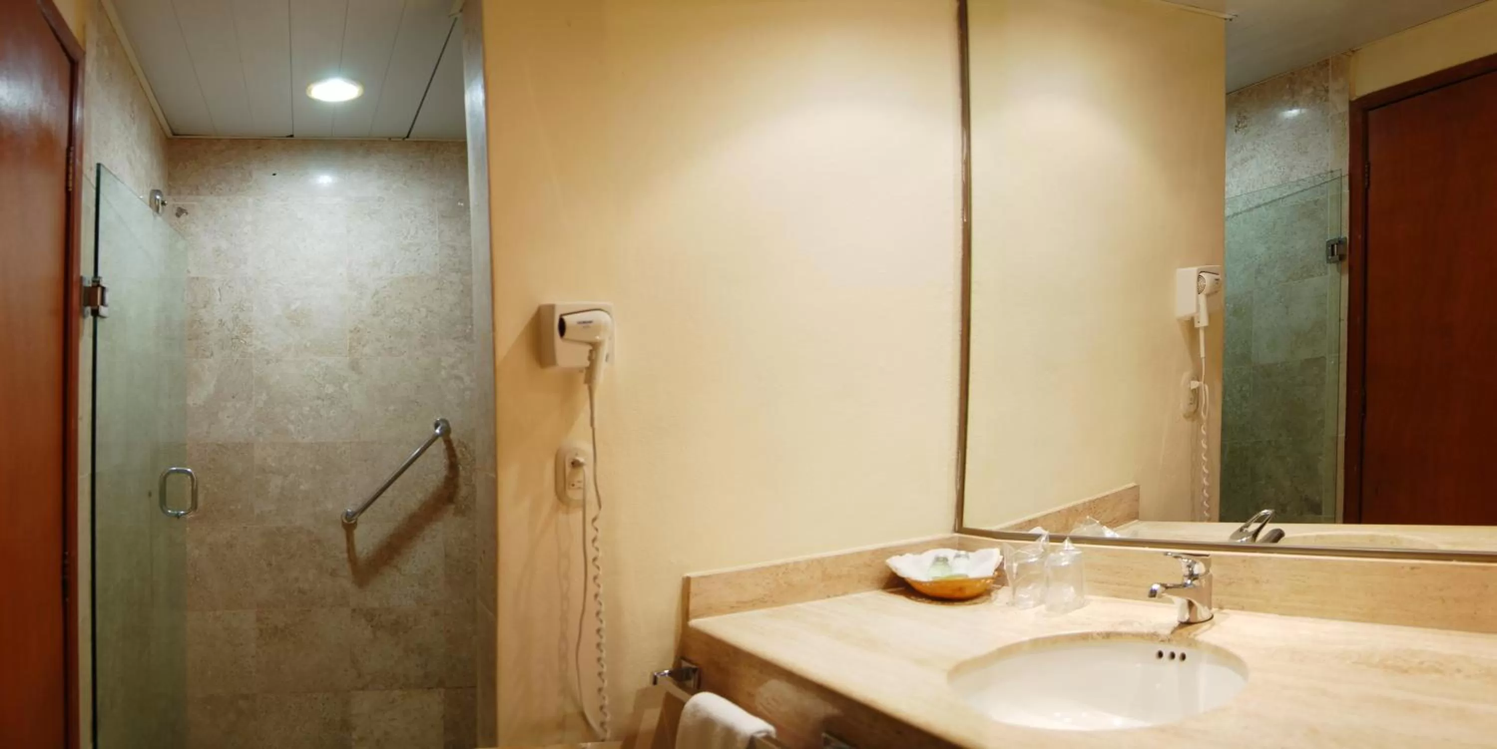 Bathroom in Hotel Los Itzaes by 5th av