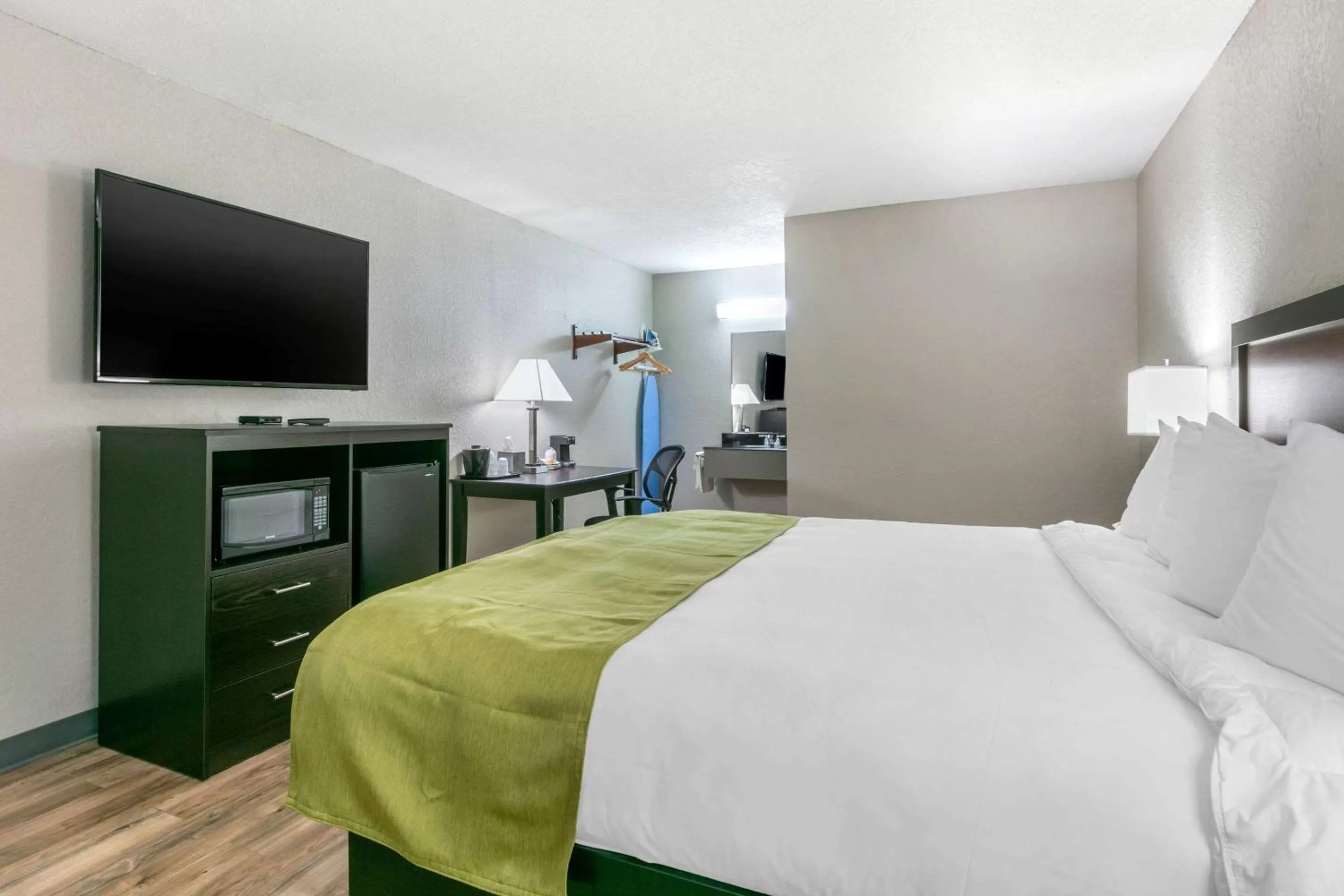 Photo of the whole room, Bed in Rodeway Inn Kingston Springs