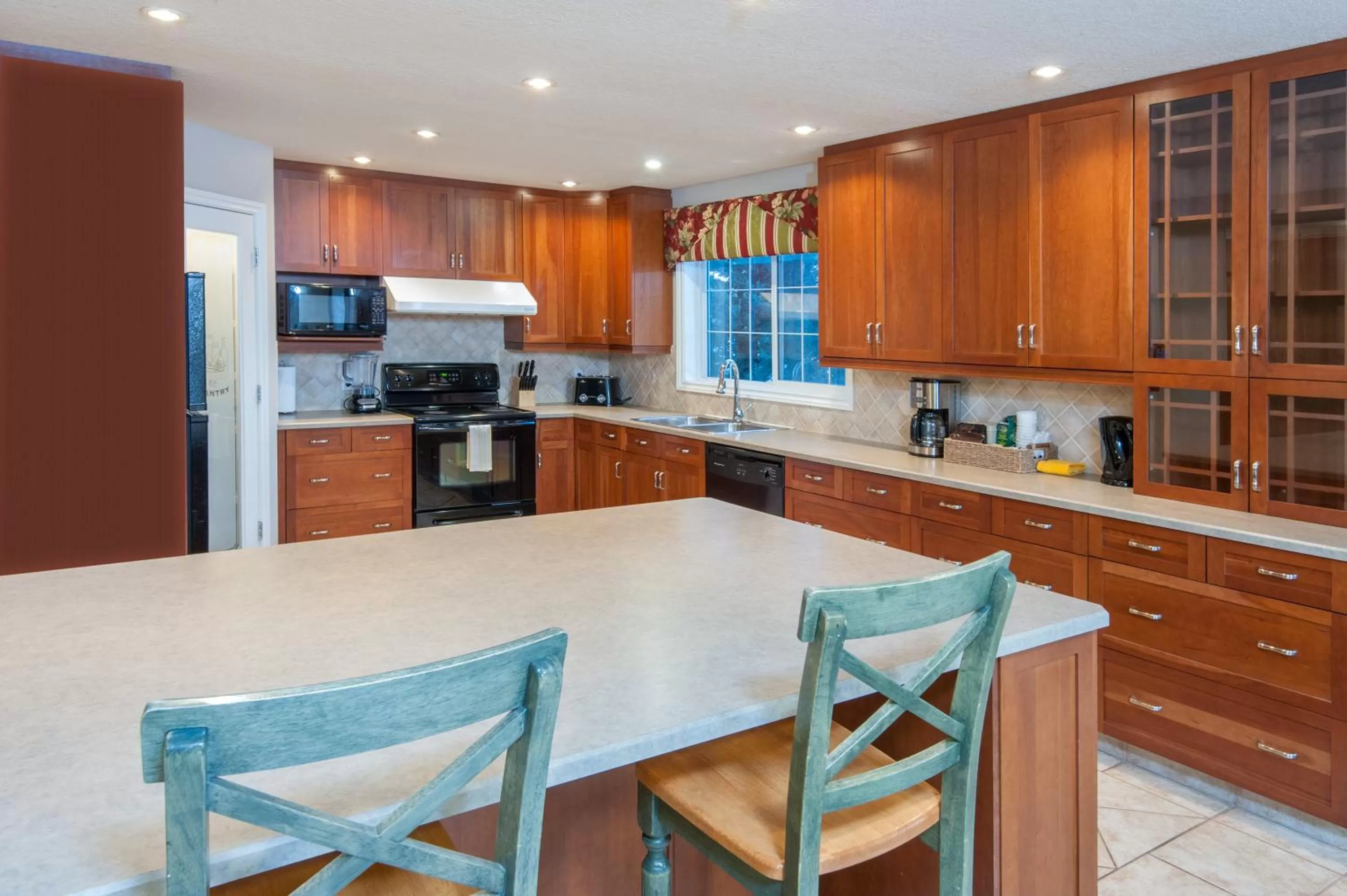 Kitchen or kitchenette in Super 8 by Wyndham Cochrane