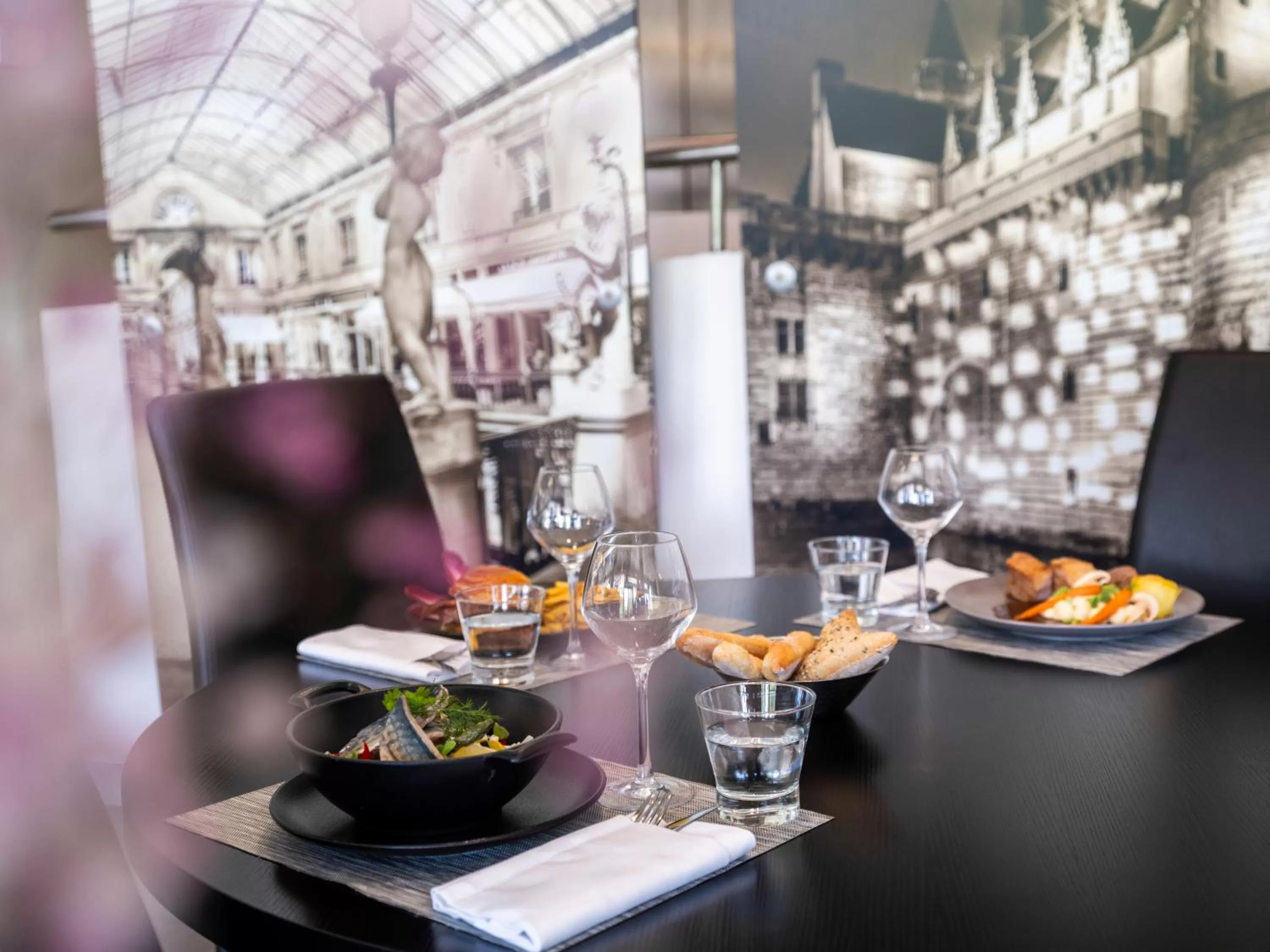 Restaurant/places to eat in Novotel Nantes Centre Gare