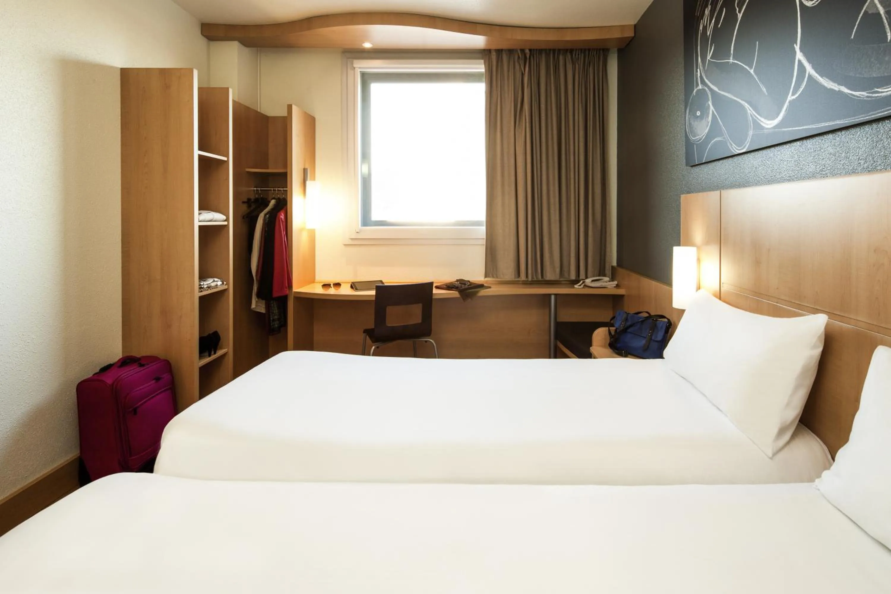 Photo of the whole room, Bed in Ibis Barcelona Meridiana
