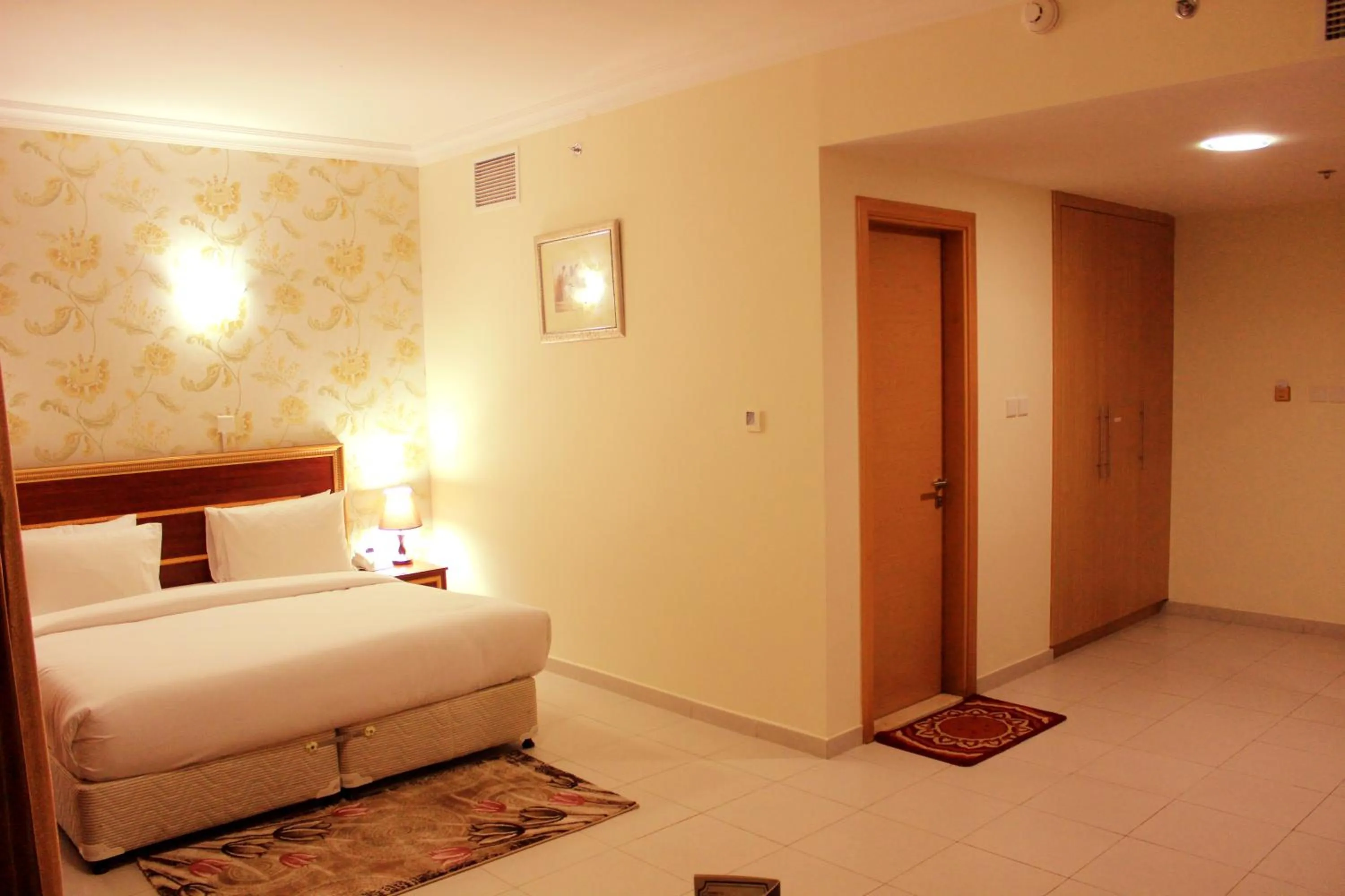 Bedroom, Bed in Montreal Naif Hotel