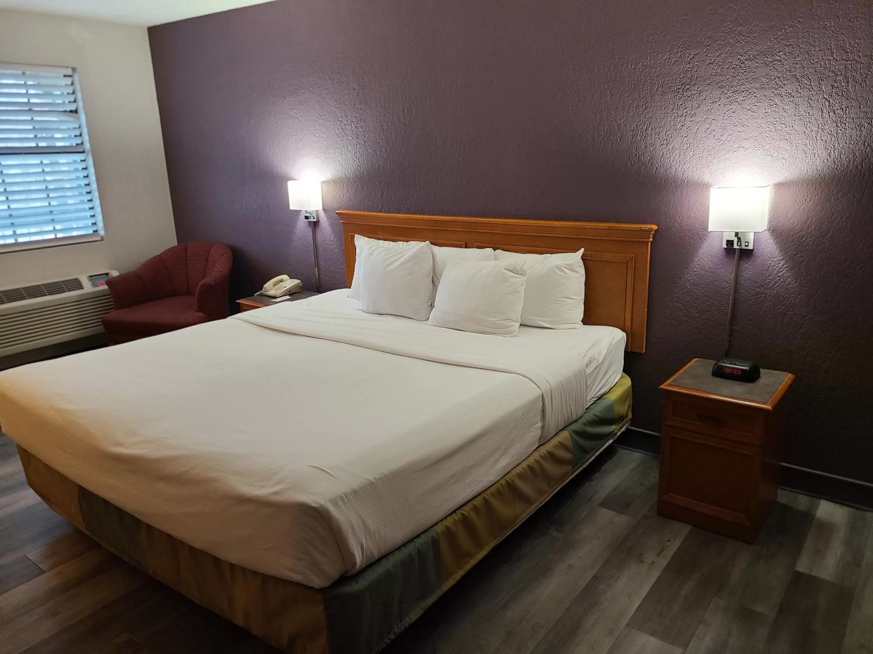 Bed in La Quinta Inn by Wyndham Farmington