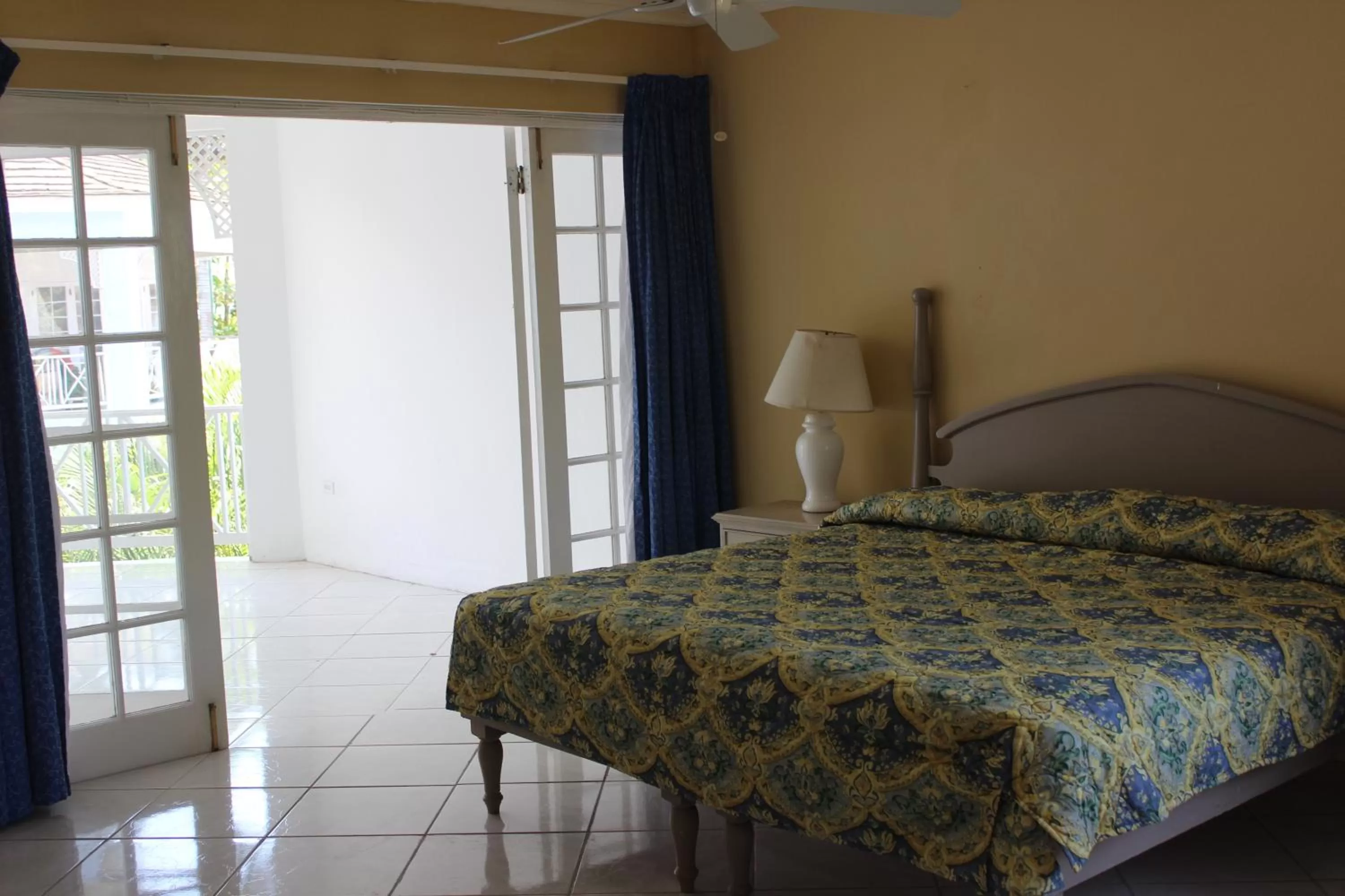 Bed in Beachcomber Club Resort