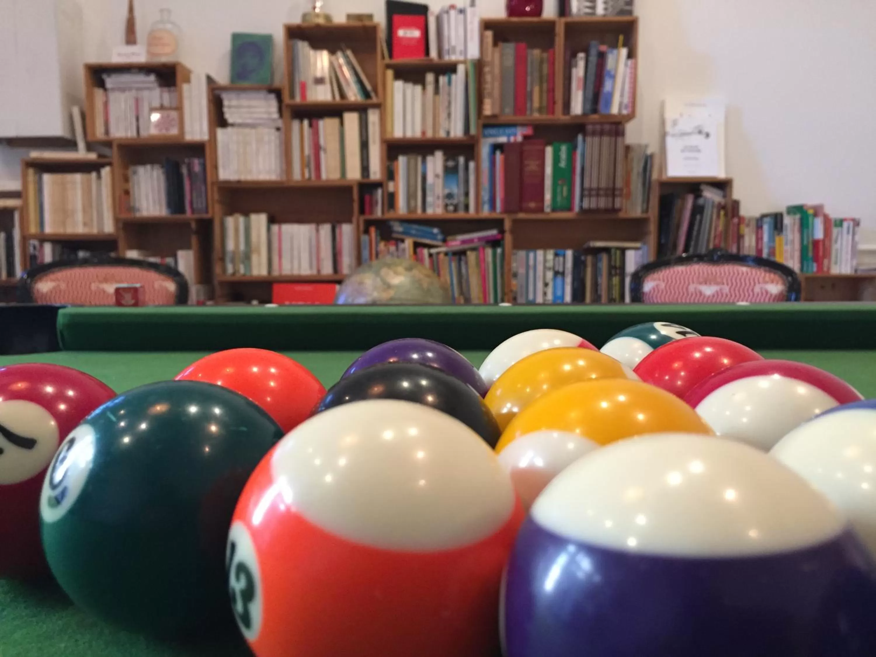 Billiard, Library in Le Jardin des Lys