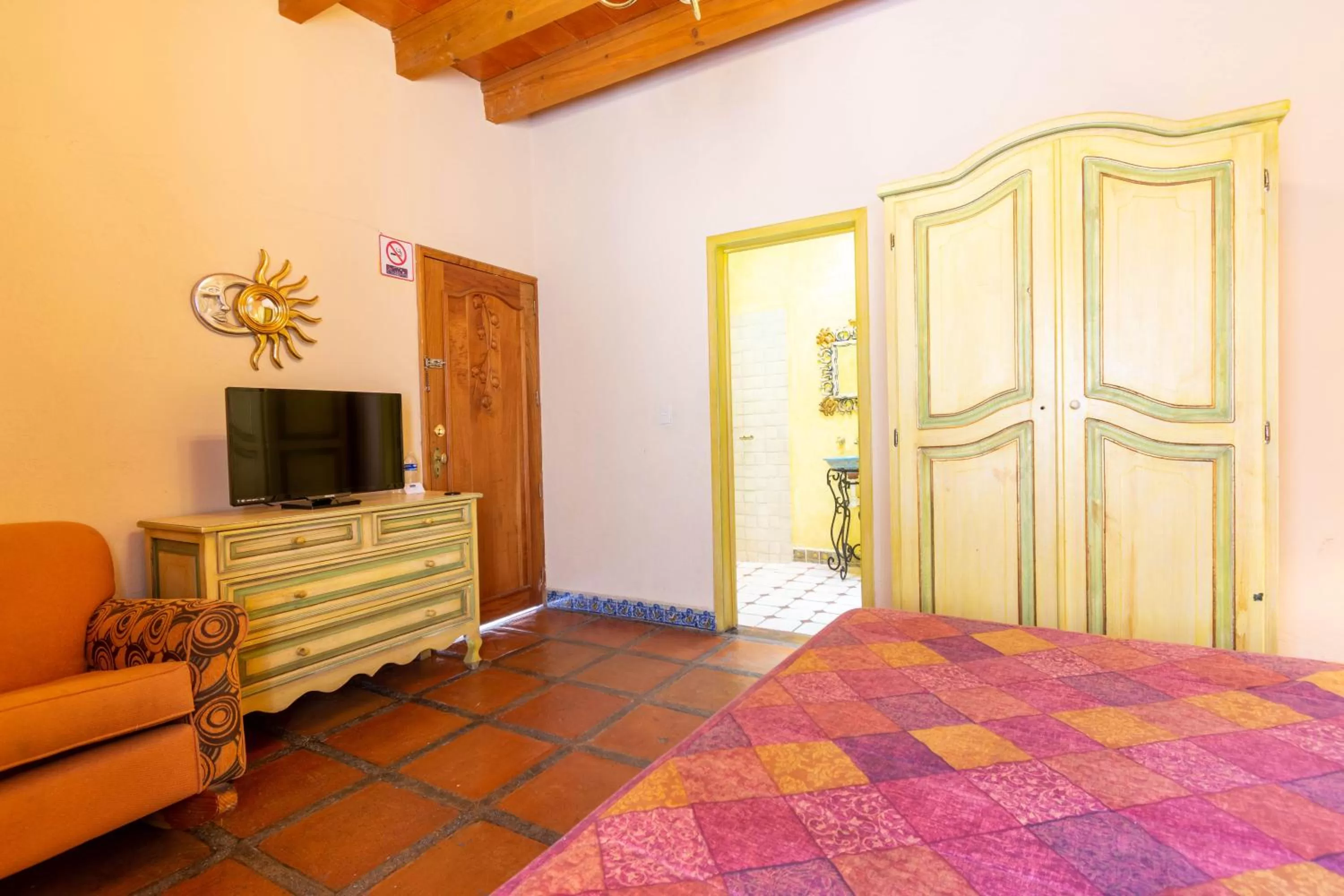 Photo of the whole room, Bed in Casa Magica