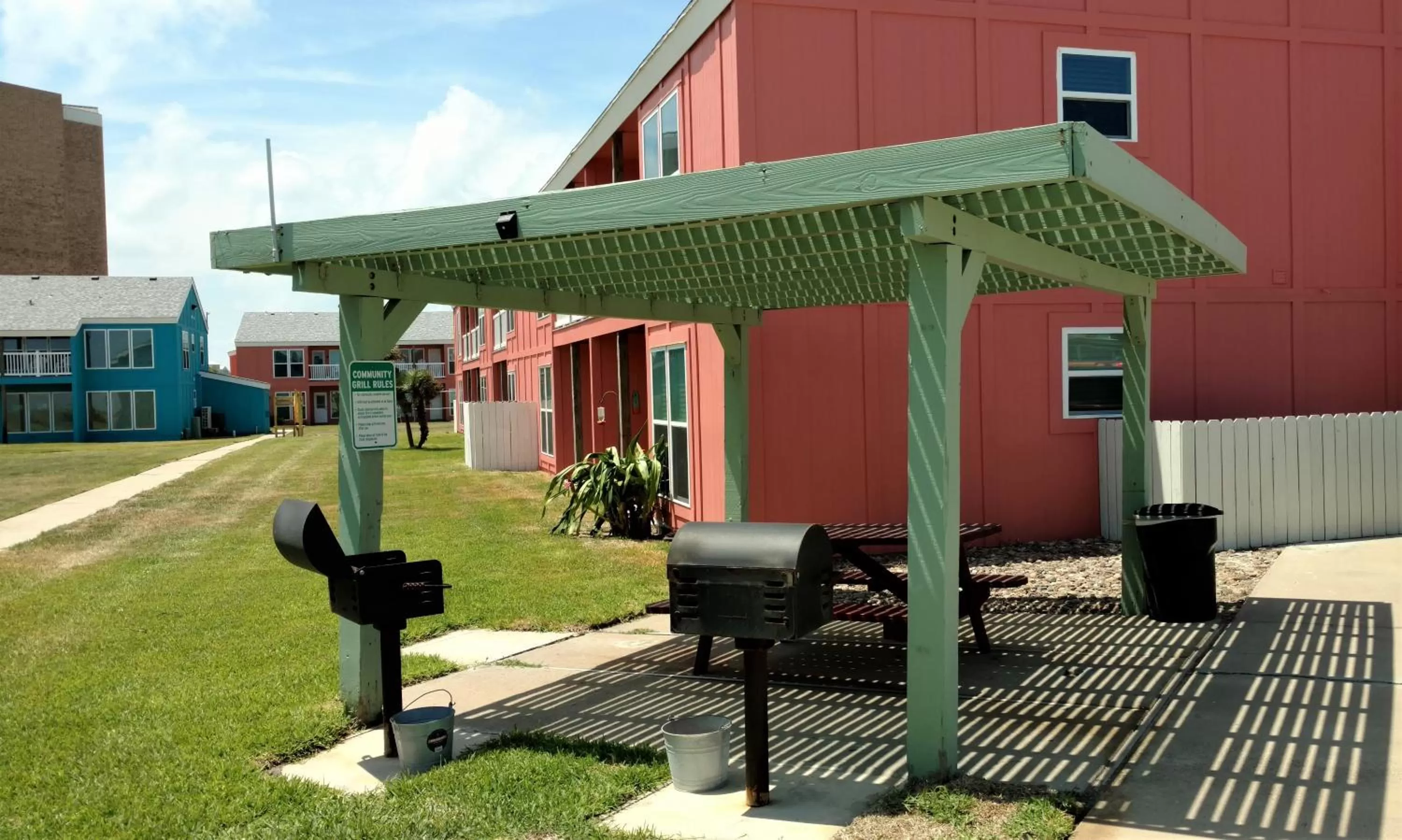 BBQ facilities in Executive Keys Condominiums on the Beach