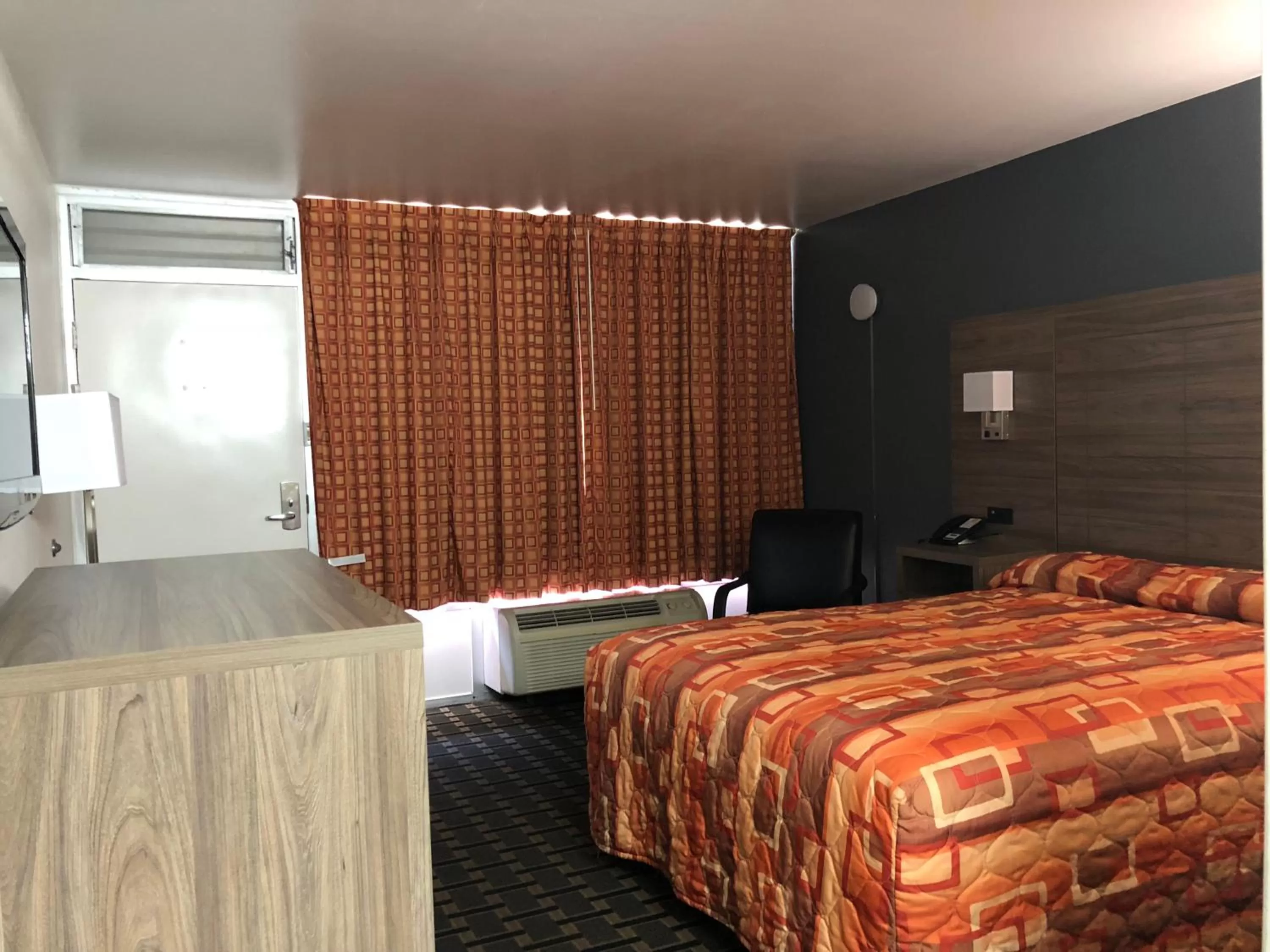 Bed in Mid Continent Inn