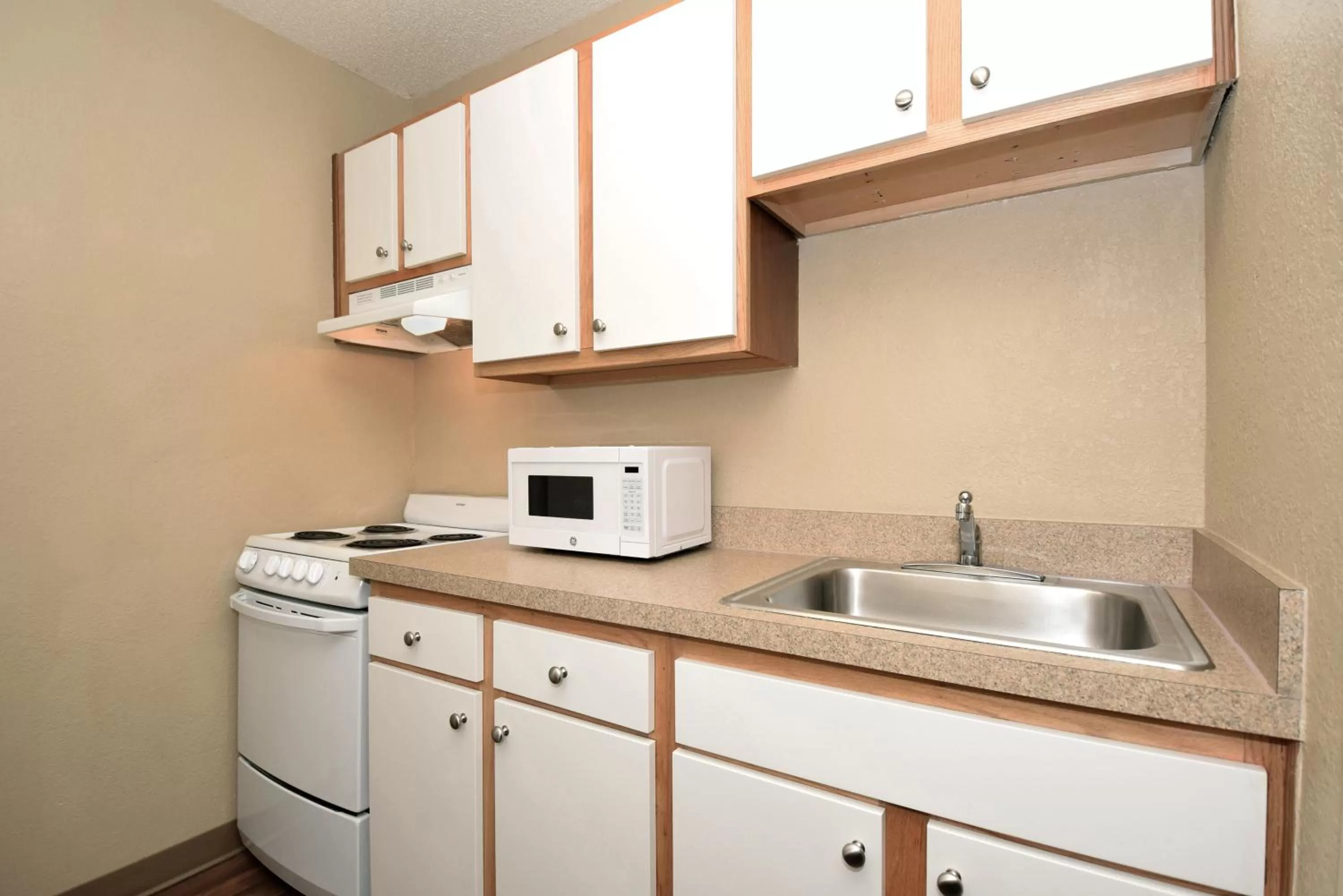 Kitchen or kitchenette in Extended Stay America Suites - Raleigh - North Raleigh - Wake Towne Dr
