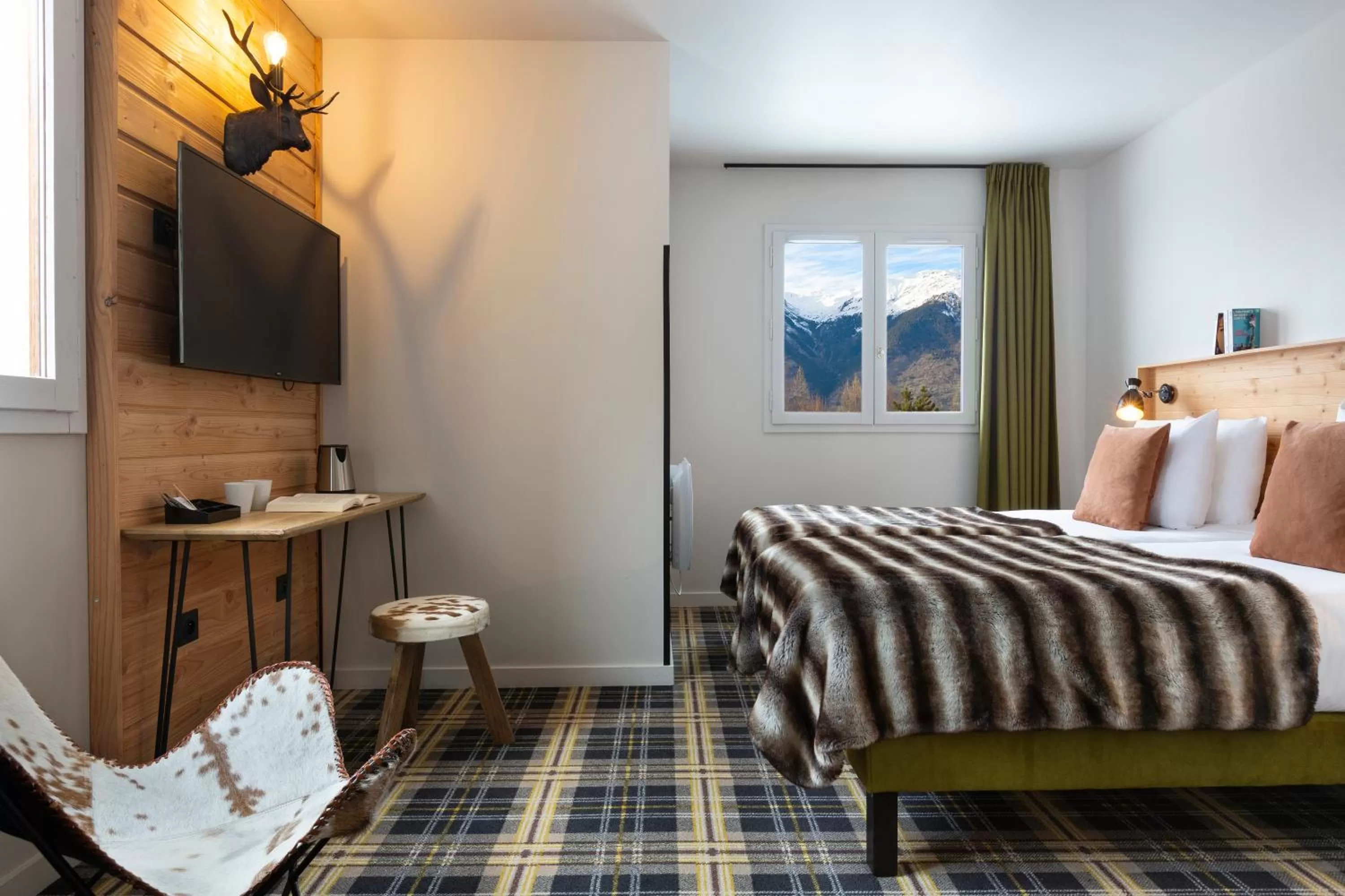 Bedroom, Bed in SOWELL Family La Lauzière