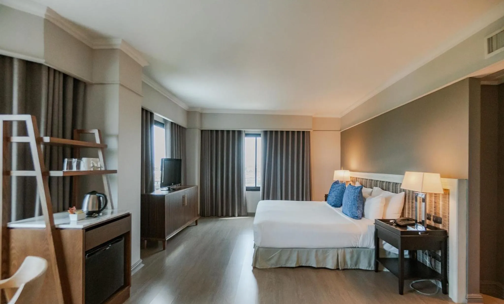 Photo of the whole room, Bed in The Grand Riverside Hotel