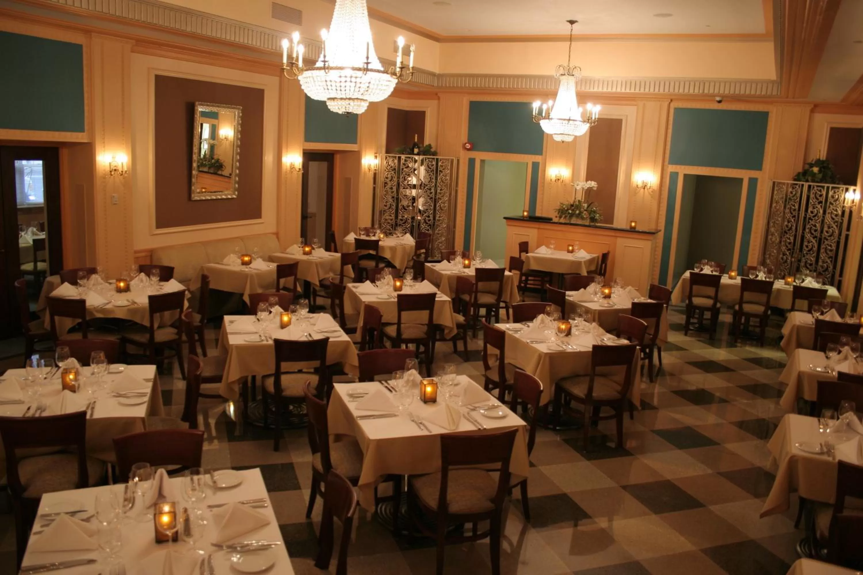 Restaurant/places to eat in Ambassador Hotel Milwaukee, Trademark Collection by Wyndham