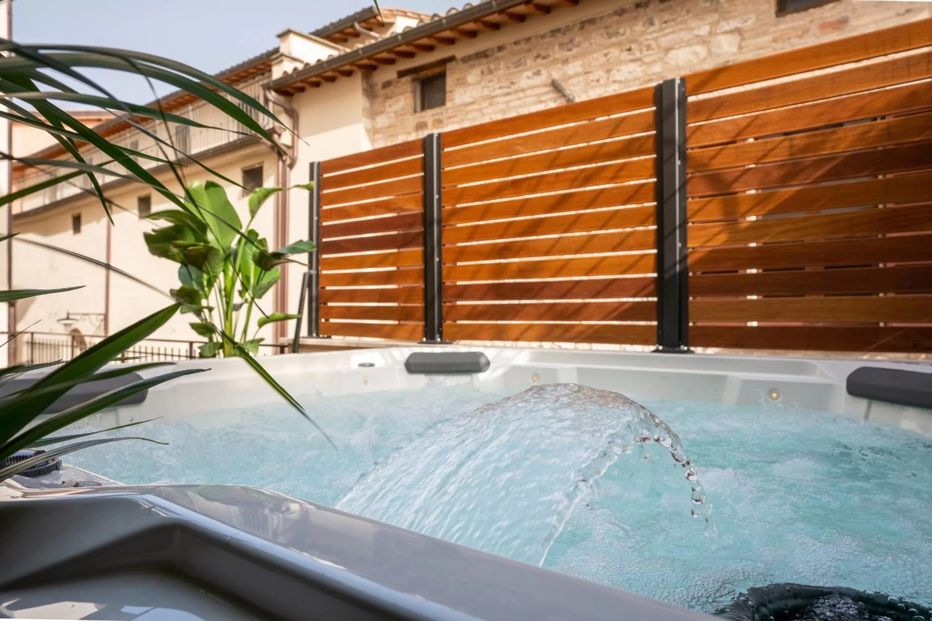 Hot Tub in GG8 Hotel & Suite SPA