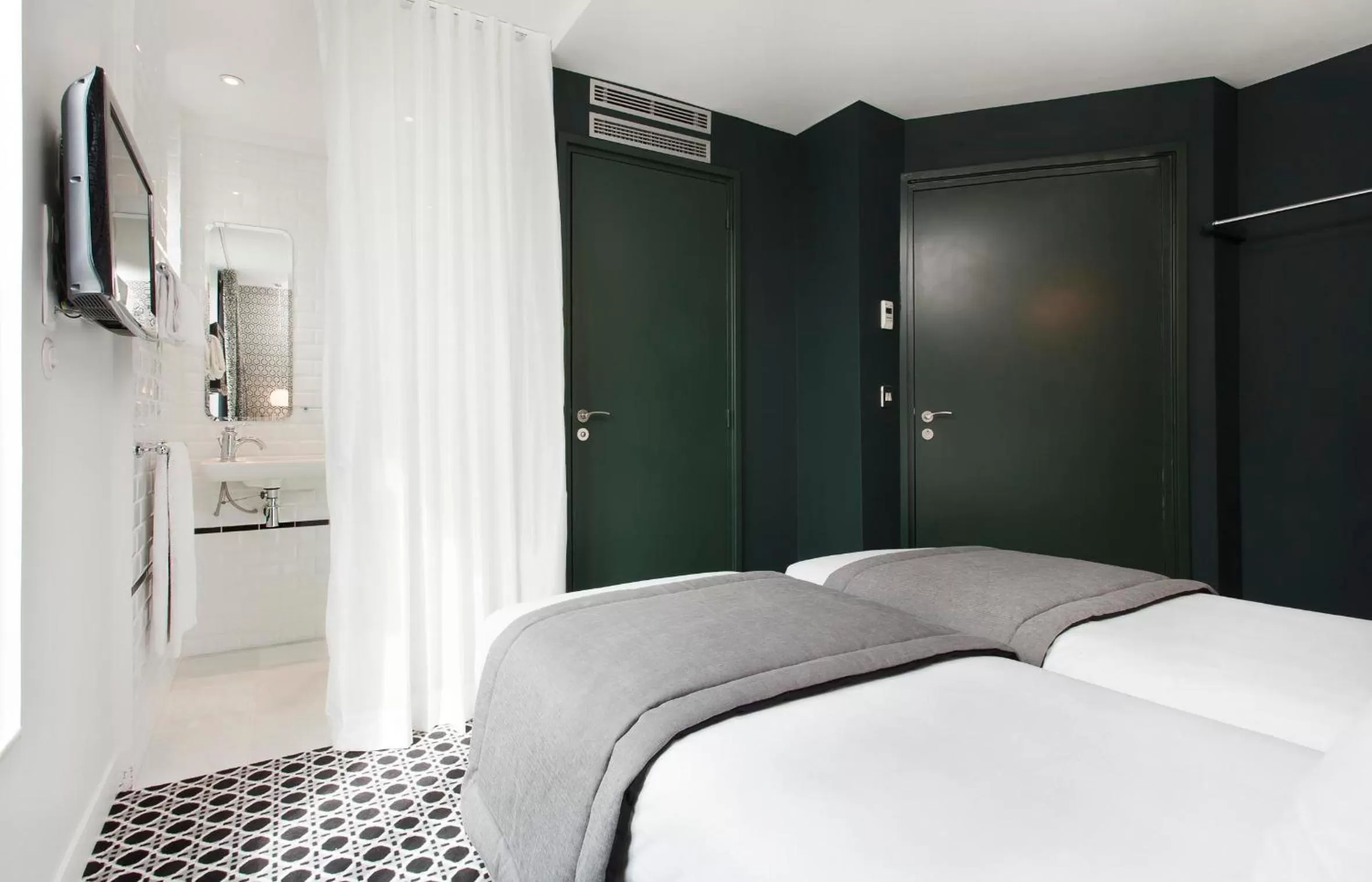 Toilet, Bed in Hôtel Emile Le Marais