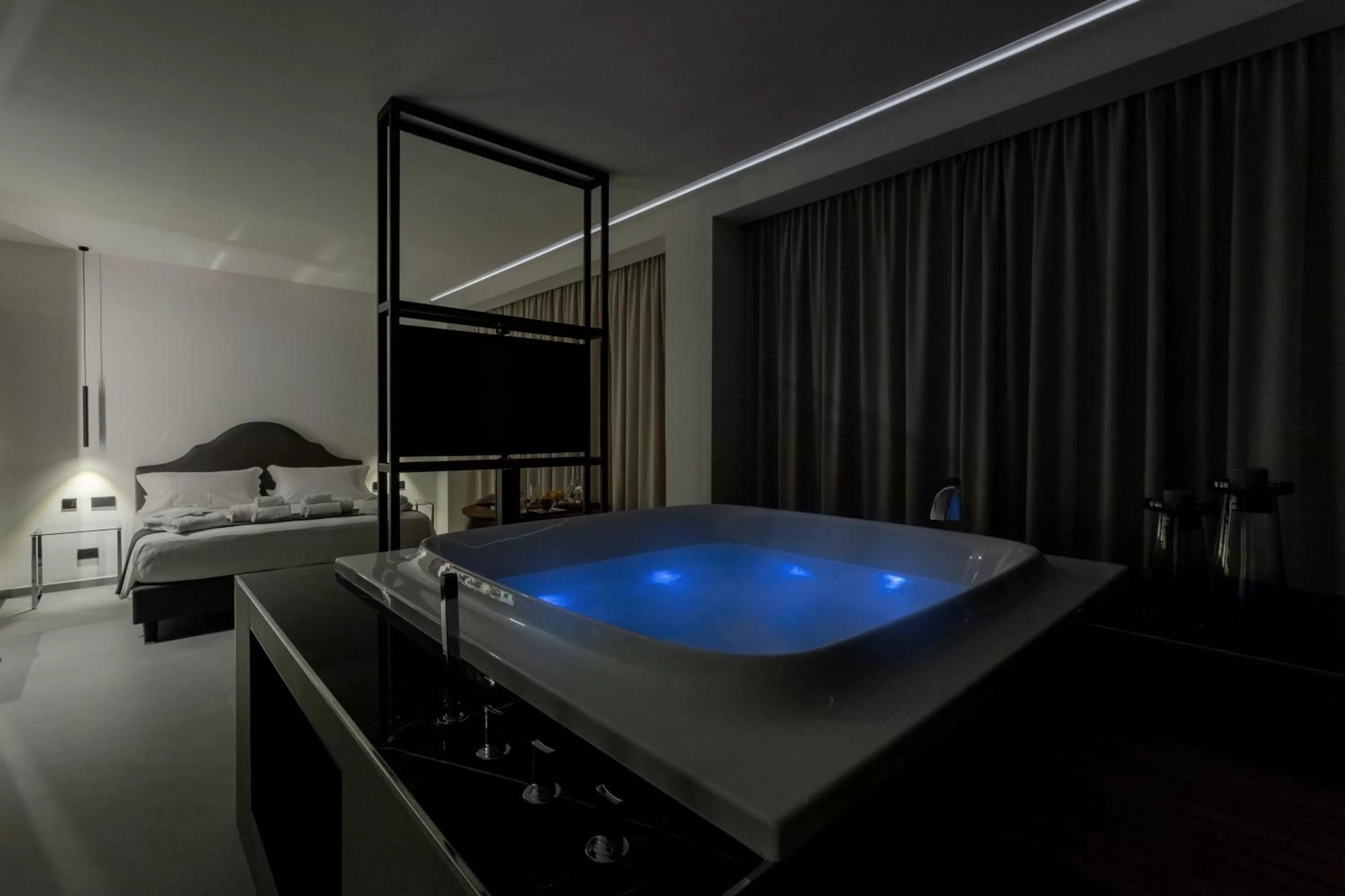 Hot Tub in Suite Palermo Apartment