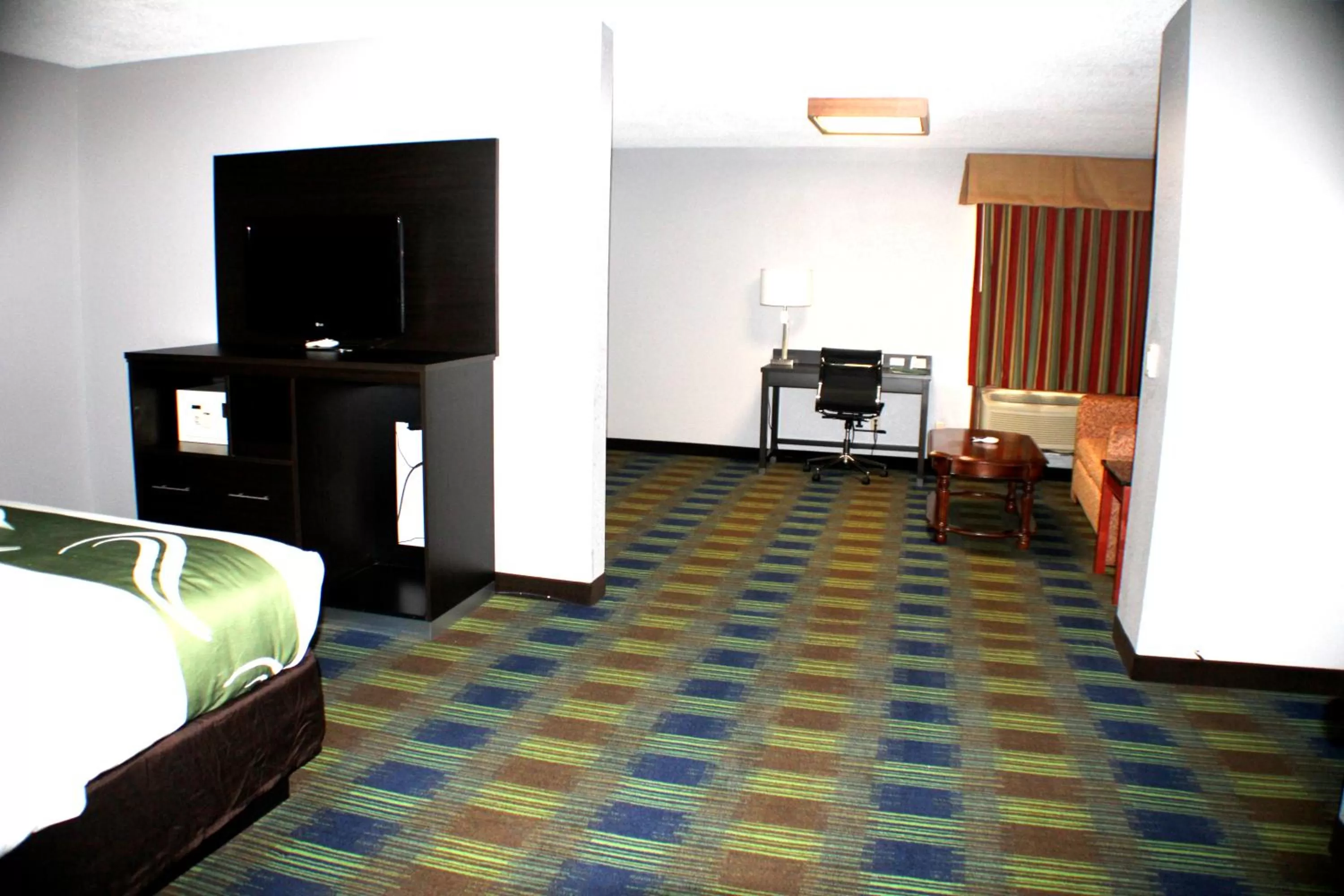 TV and multimedia, Bed in Quality Inn & Suites Bedford West