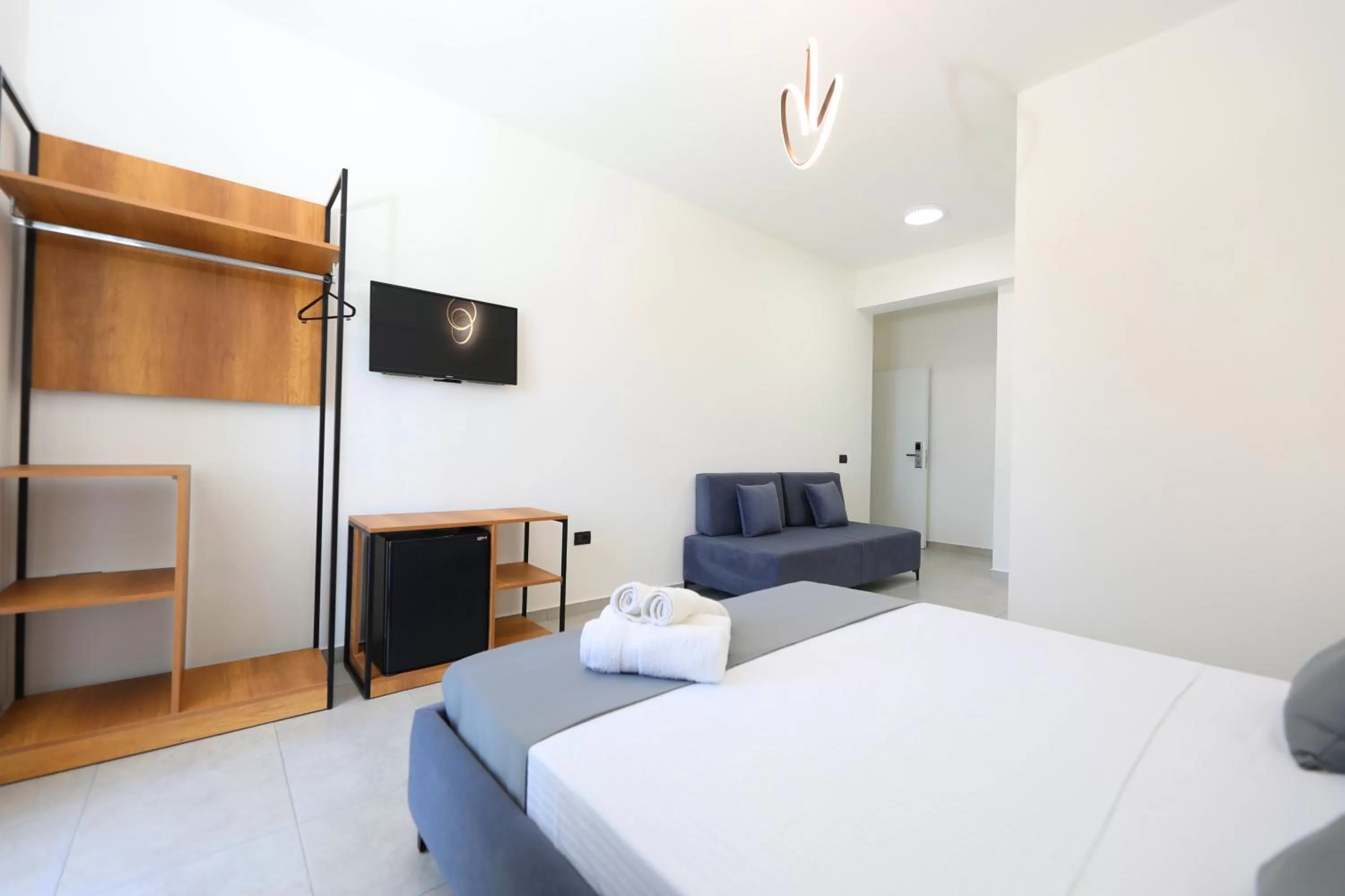 Communal lounge/ TV room, Bed in Maor Hotel