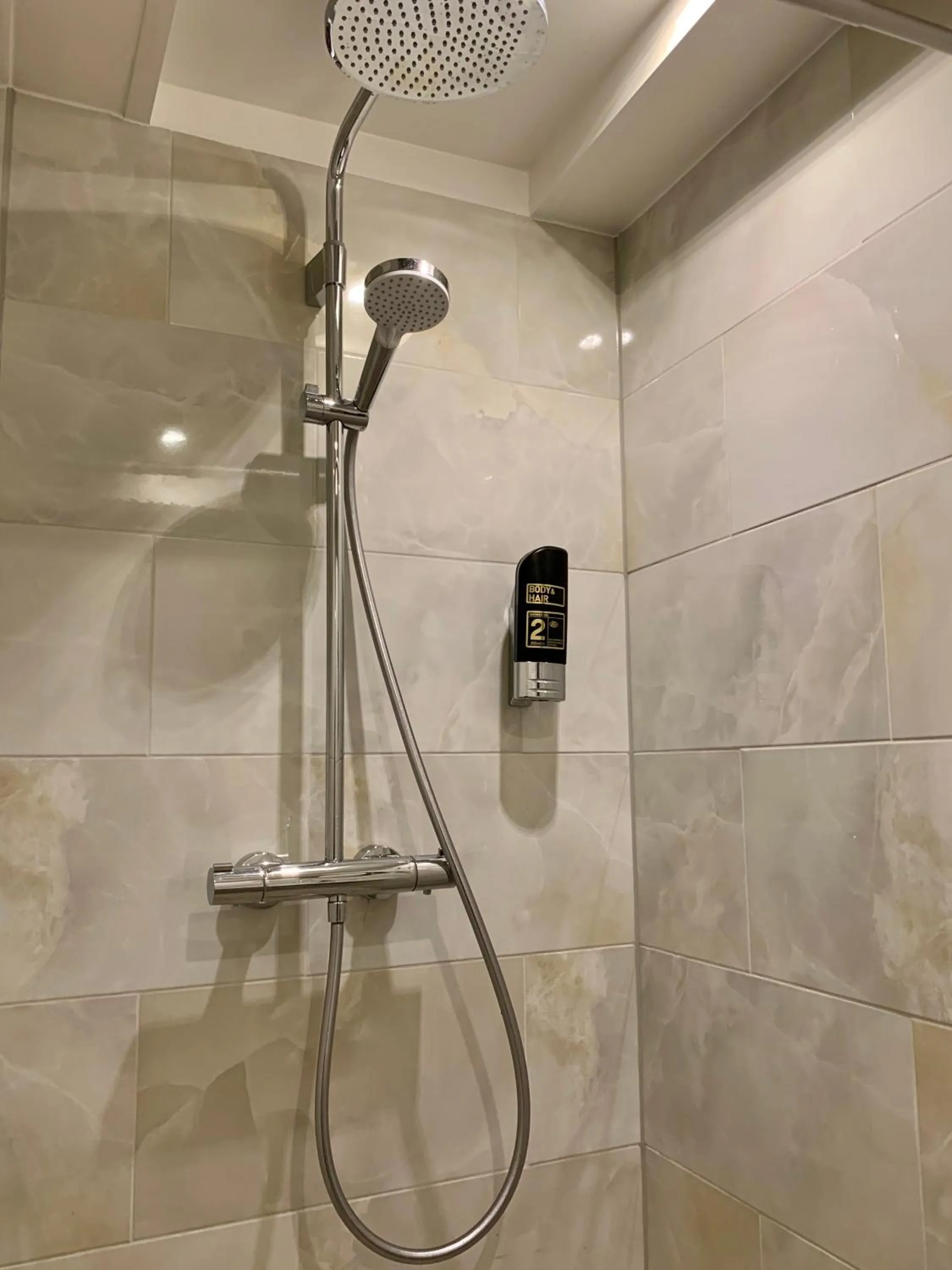 Shower in Hotel Damrak Inn