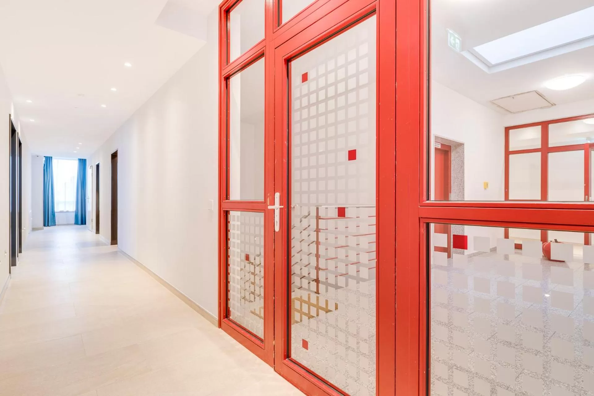 Facade/entrance in Hotel-Etage Apfelrot