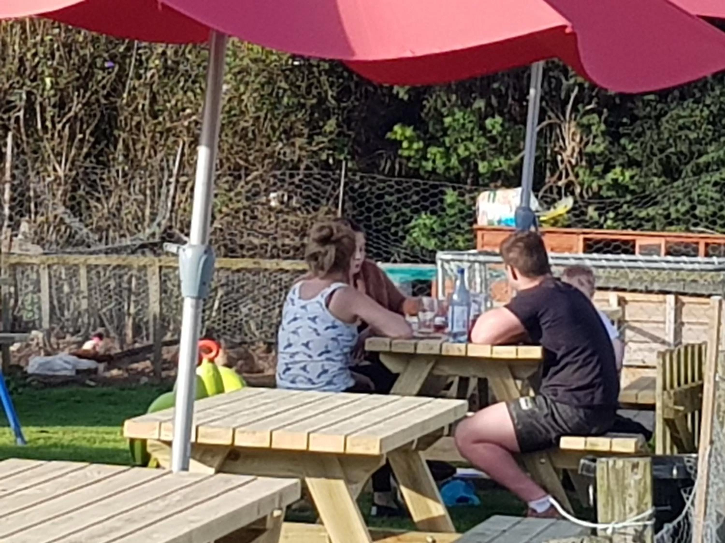 the jackdaw pub SELF CATERING STATIC CARAVAN free breakfast supplied