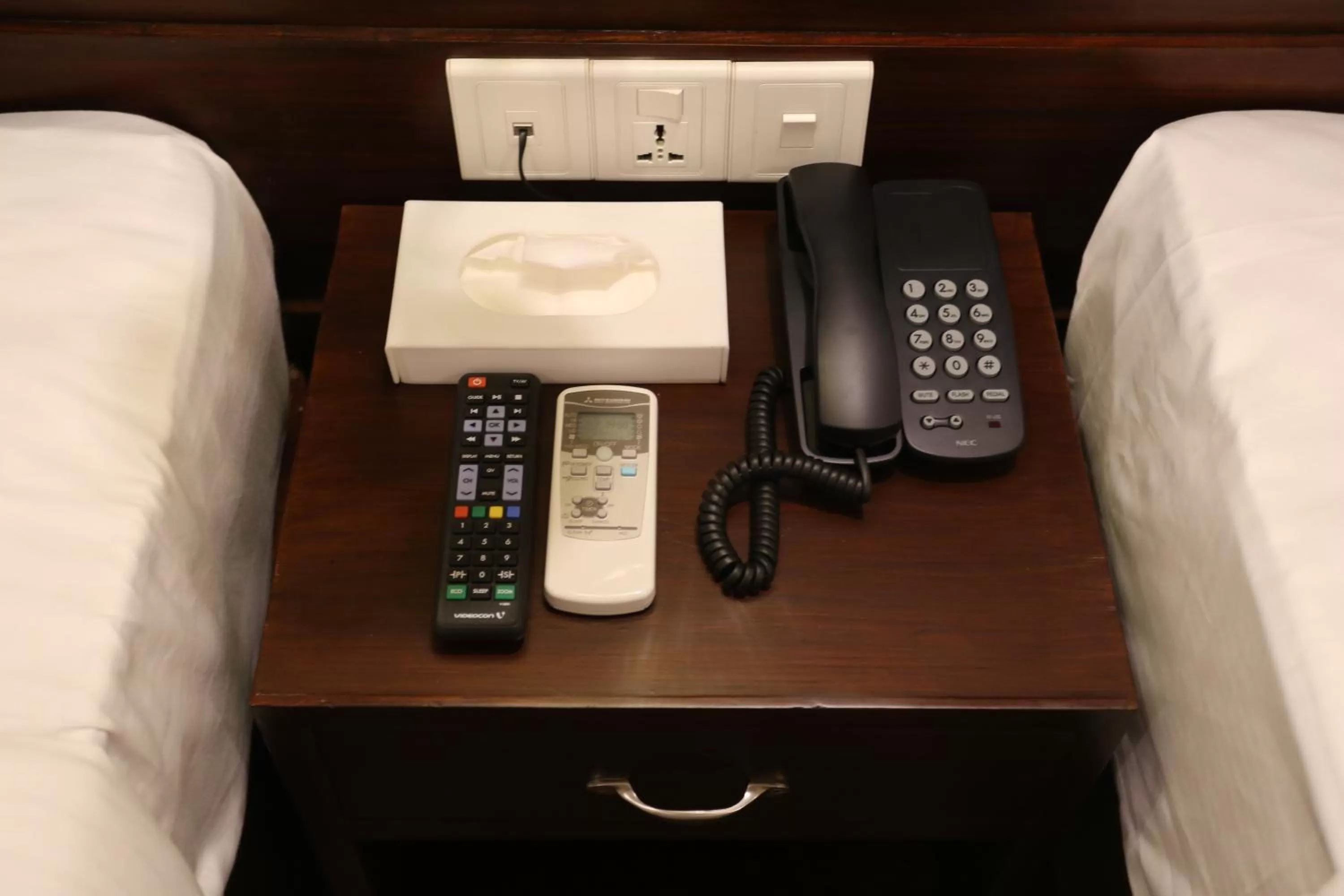 TV and multimedia in Hotel Jay Suites