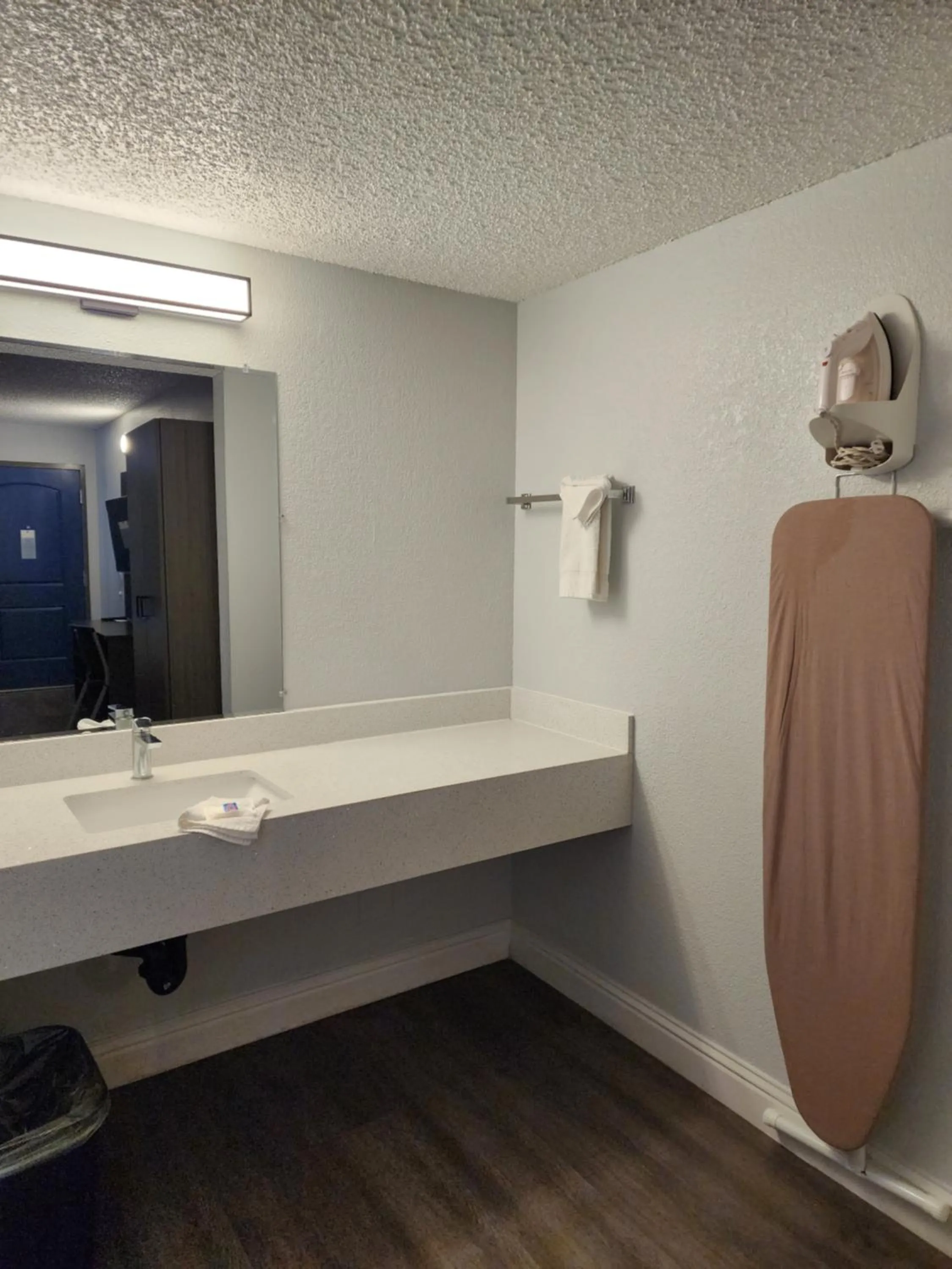 furniture in Studio 6 Sacramento, CA Natomas